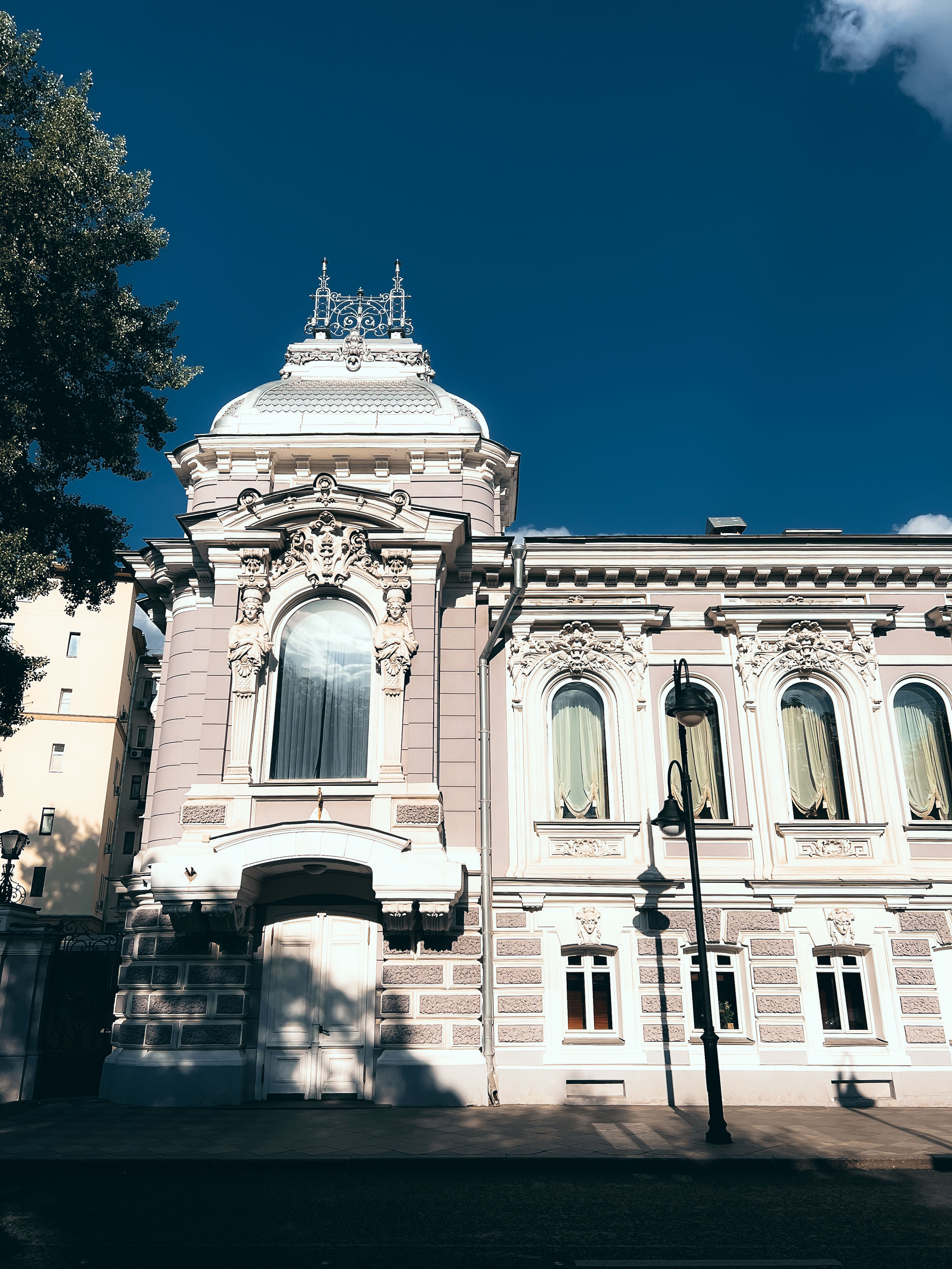 Эркер и скульптурный декор над парадным входом