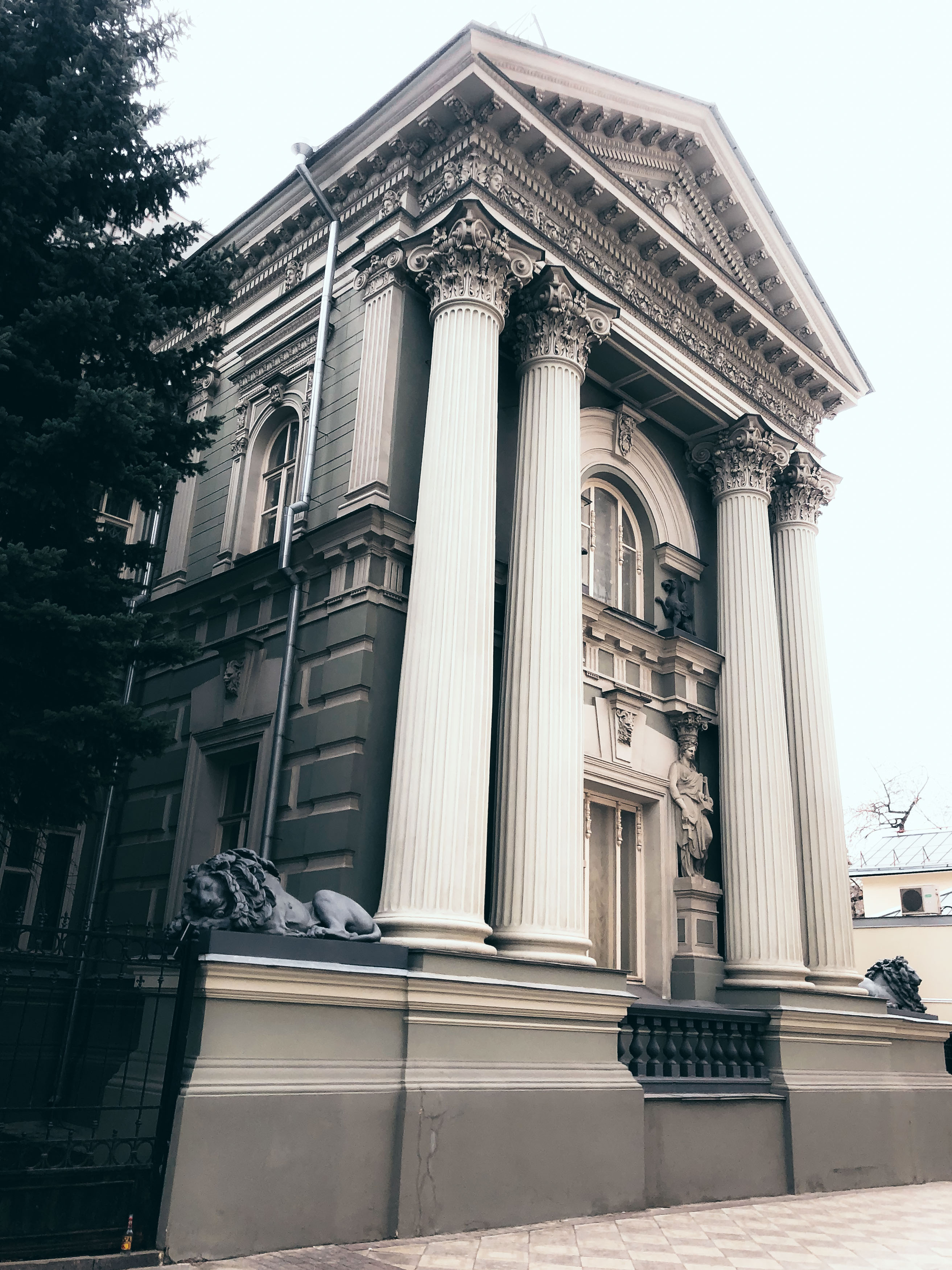 Колонны и один из львов у портика особняка фон Рекк