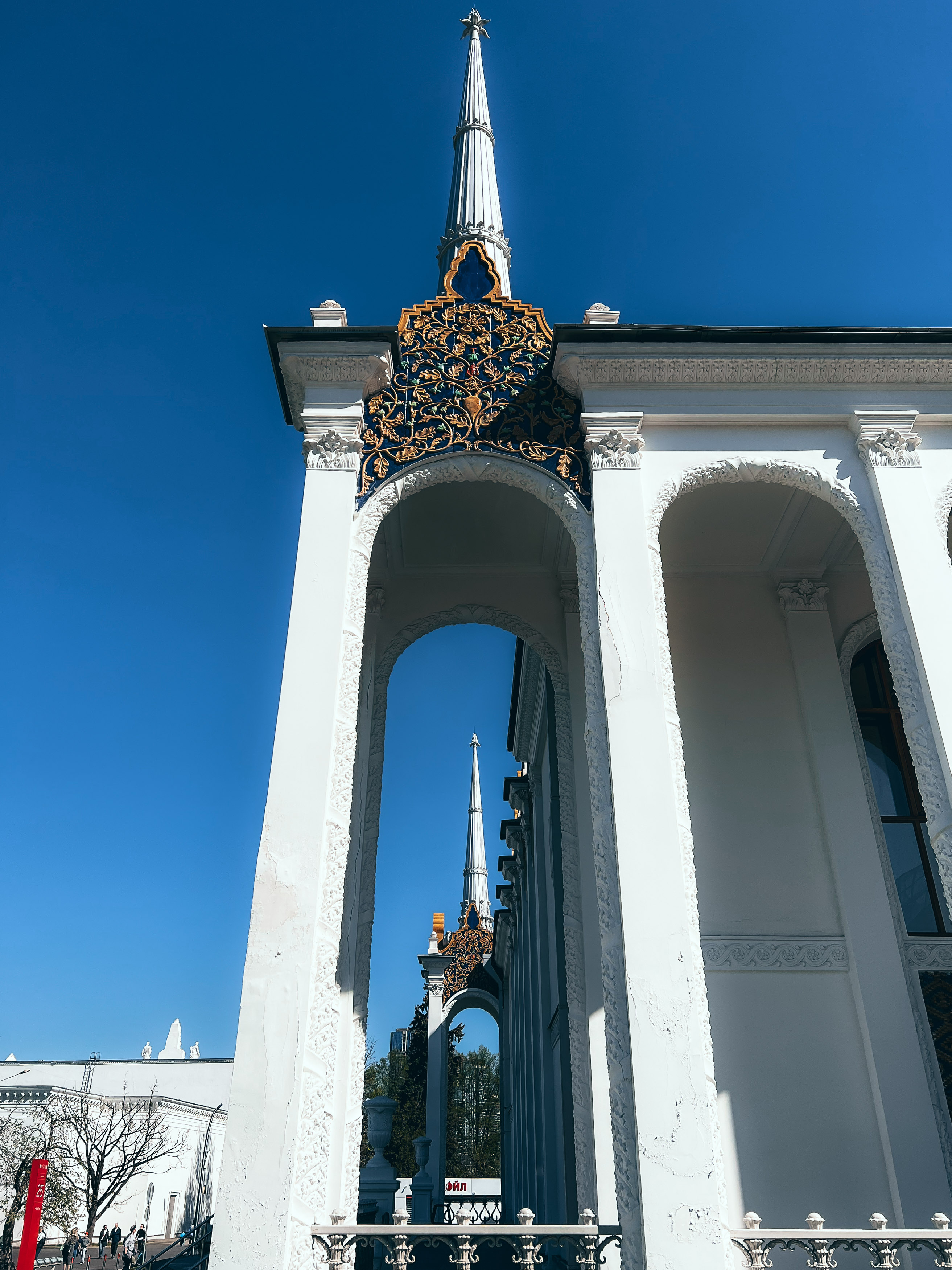 Арка, орнамент и декоративное завершение павильона