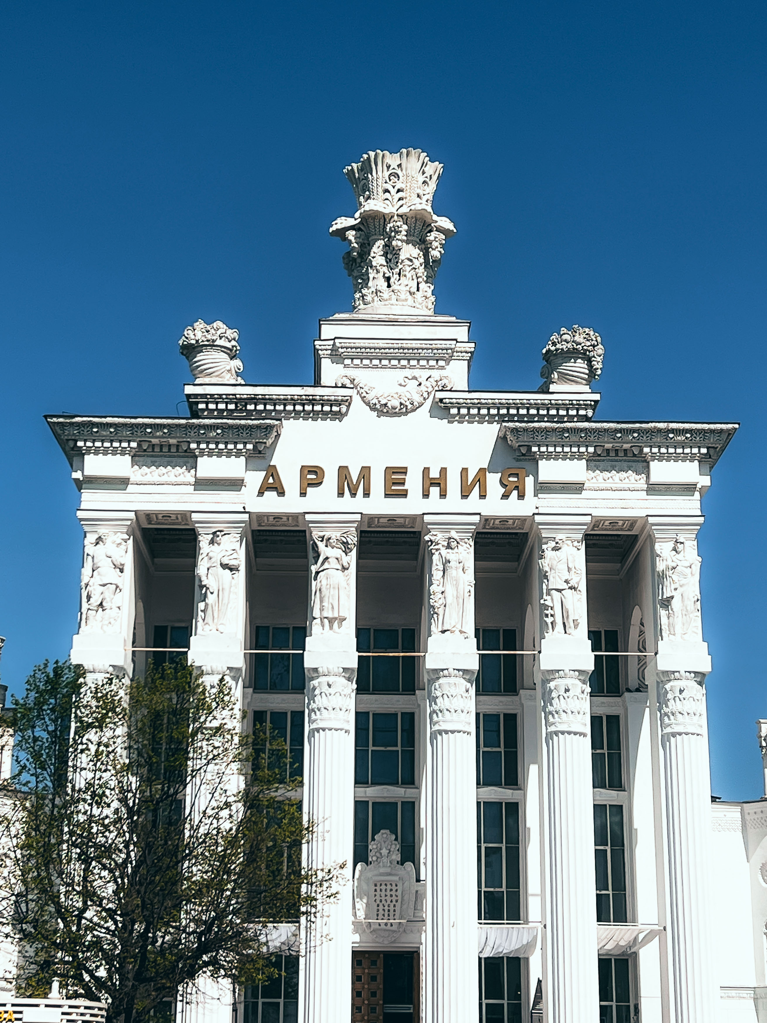 Шесть колонн и рельефные фигуры на фасаде павильона «Армения»