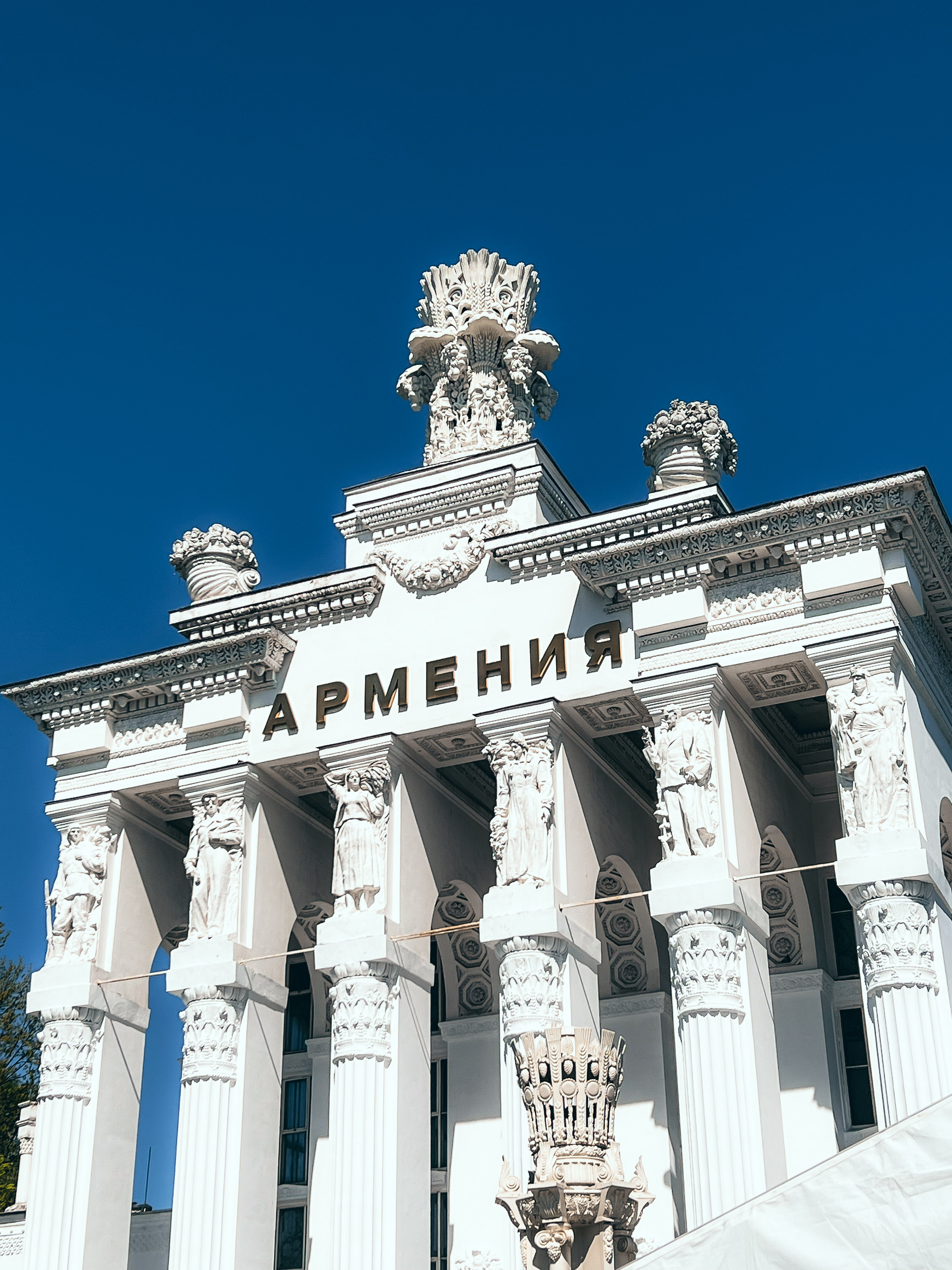 Верхняя часть портика и скульптурный декор