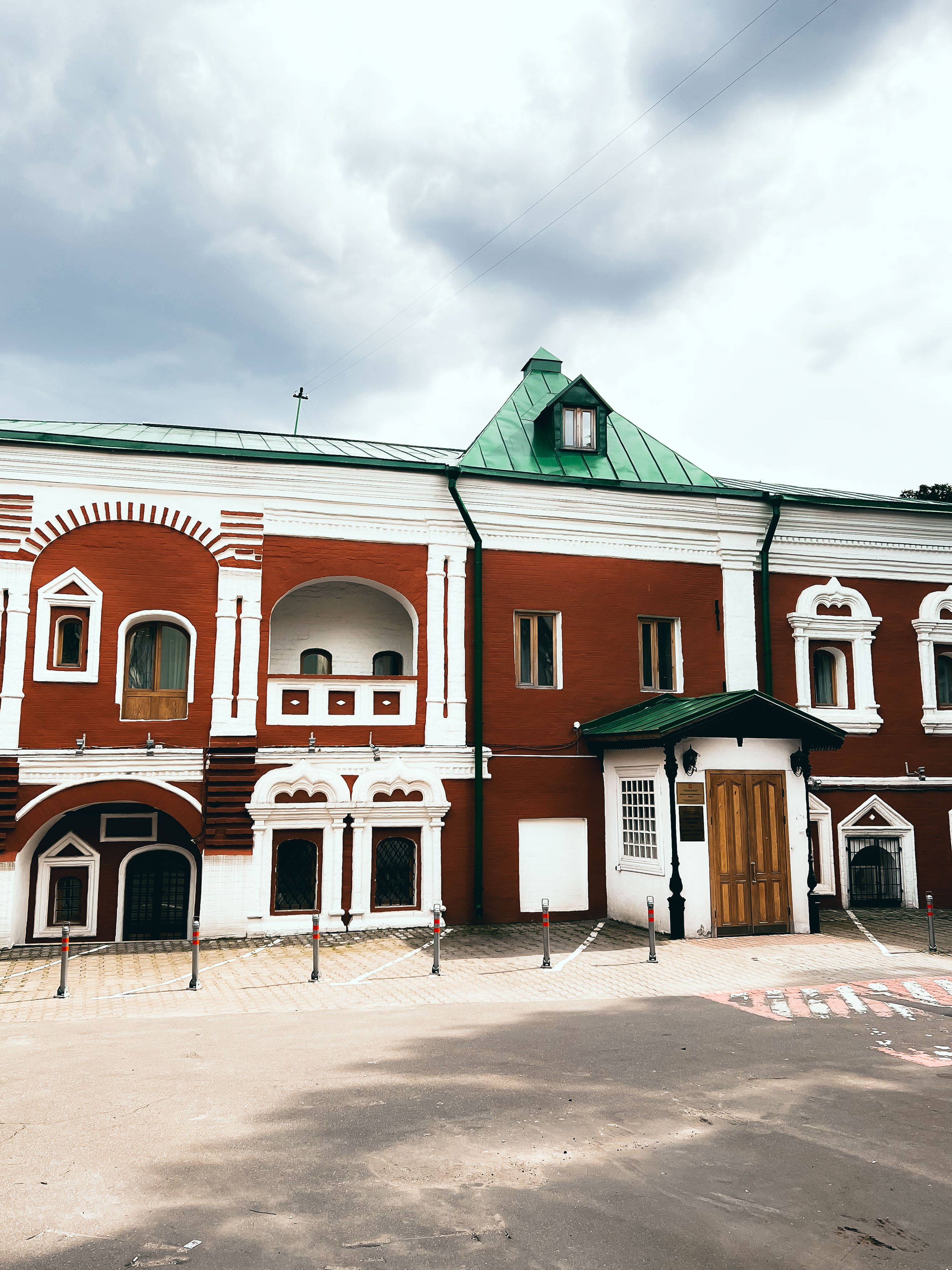 Главный фасад палат Сверчкова