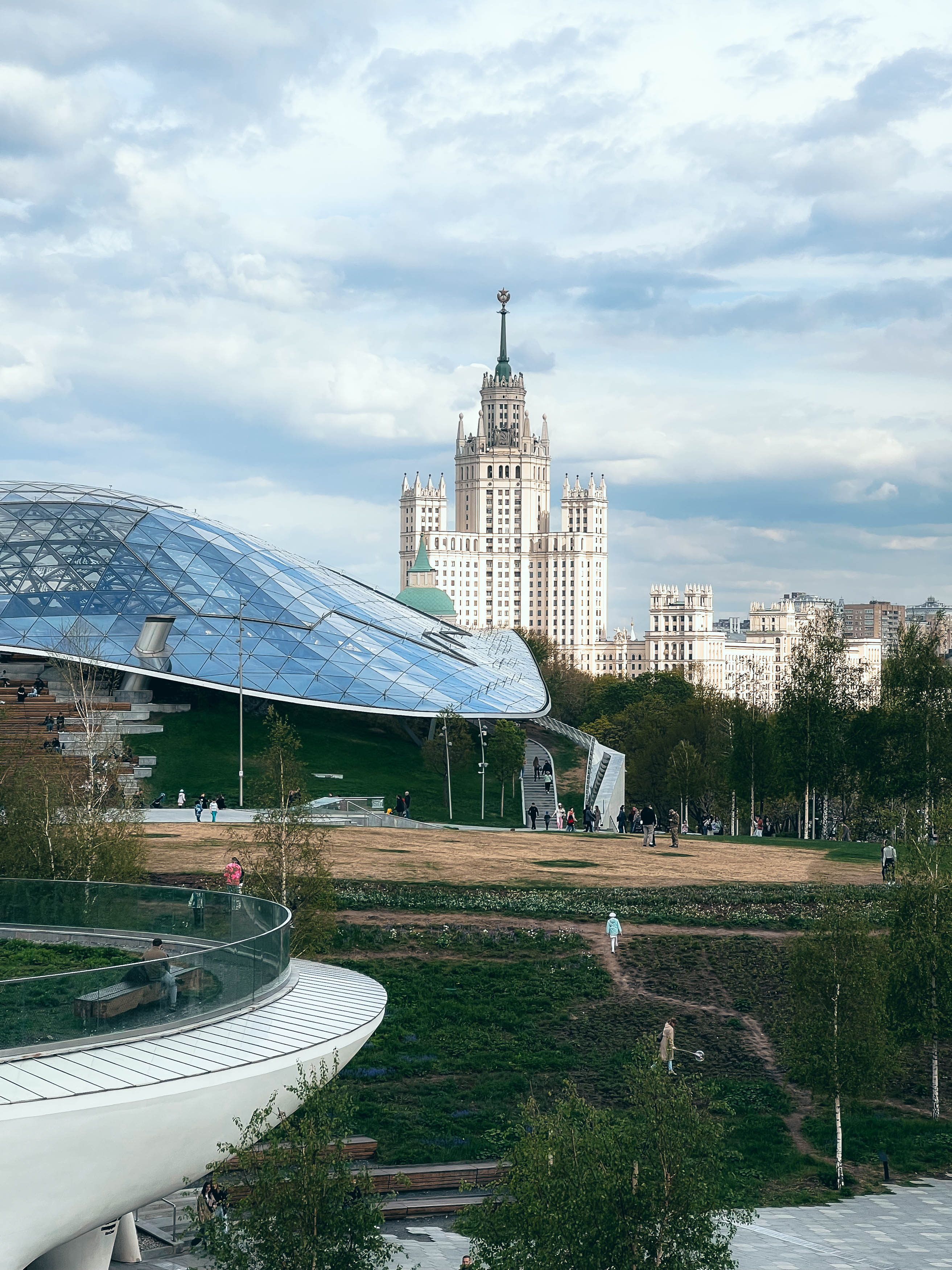 Стеклянная кора и вид в сторону высотки на Котельнической набережной