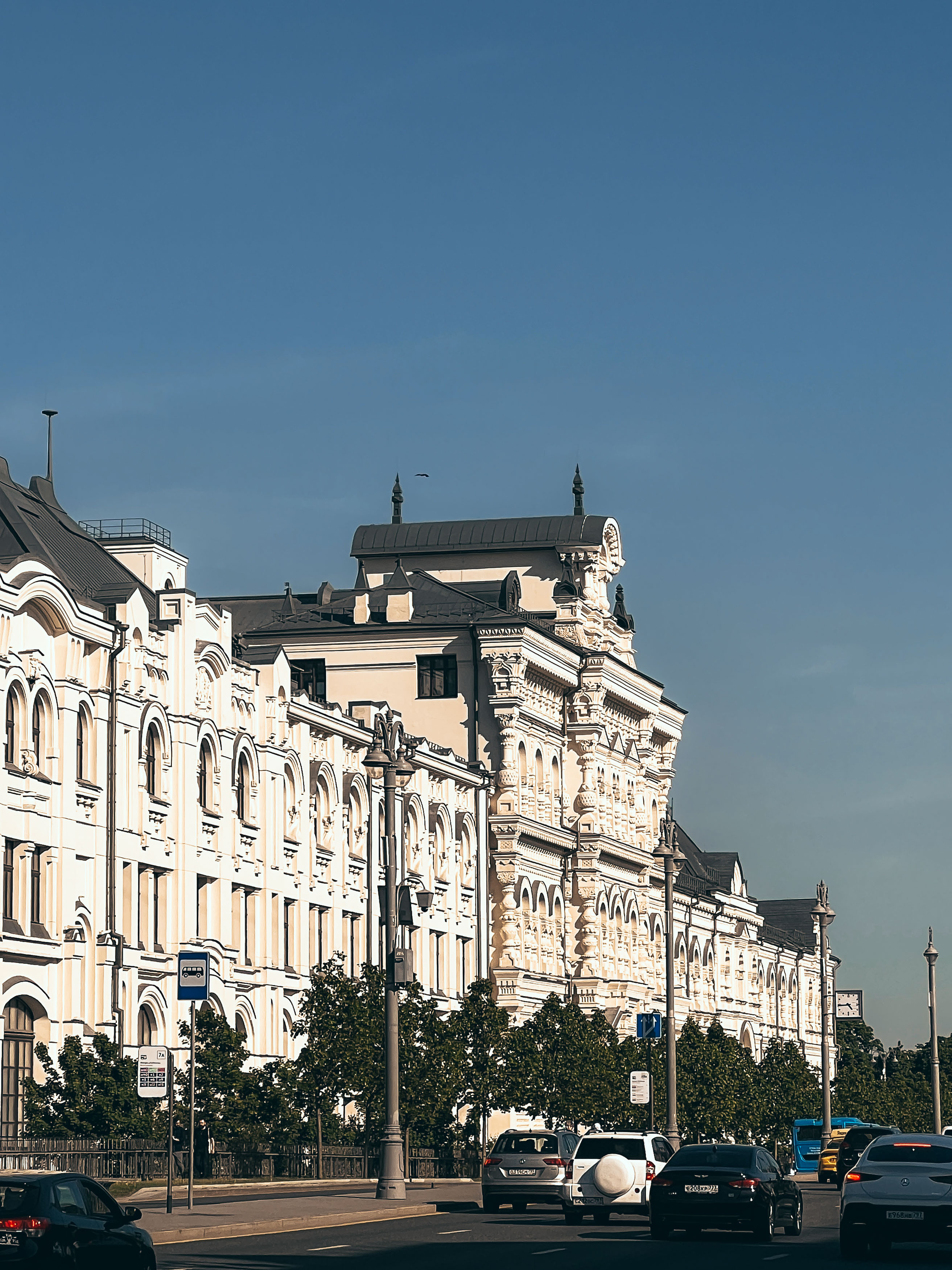 Протяжённый уличный фасад Политеха