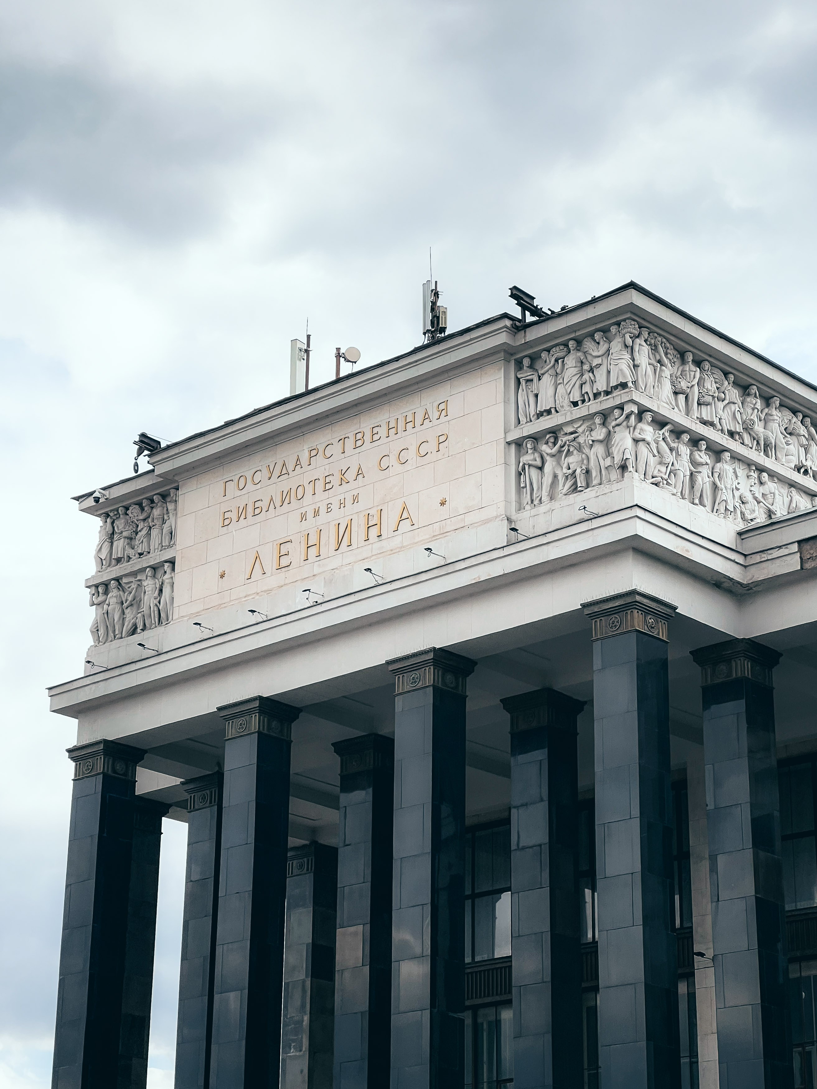 Скульптурное оформление над колоннами главного входа