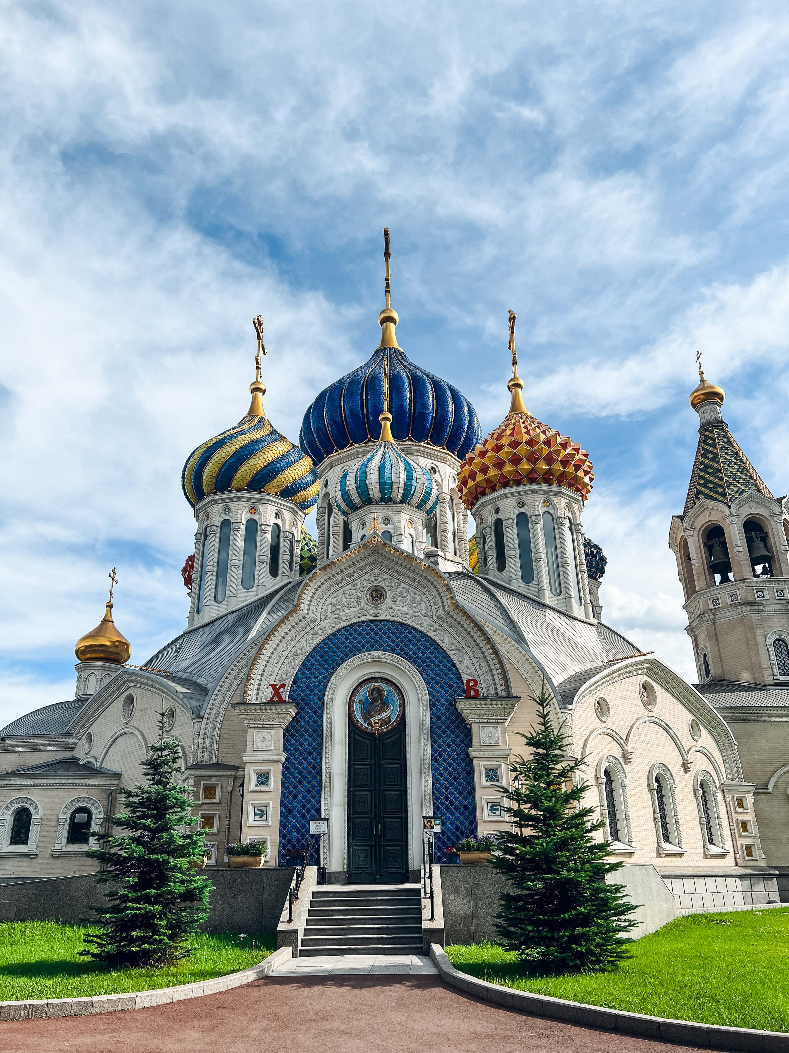 Собор Игоря Черниговского с разноцветными куполами