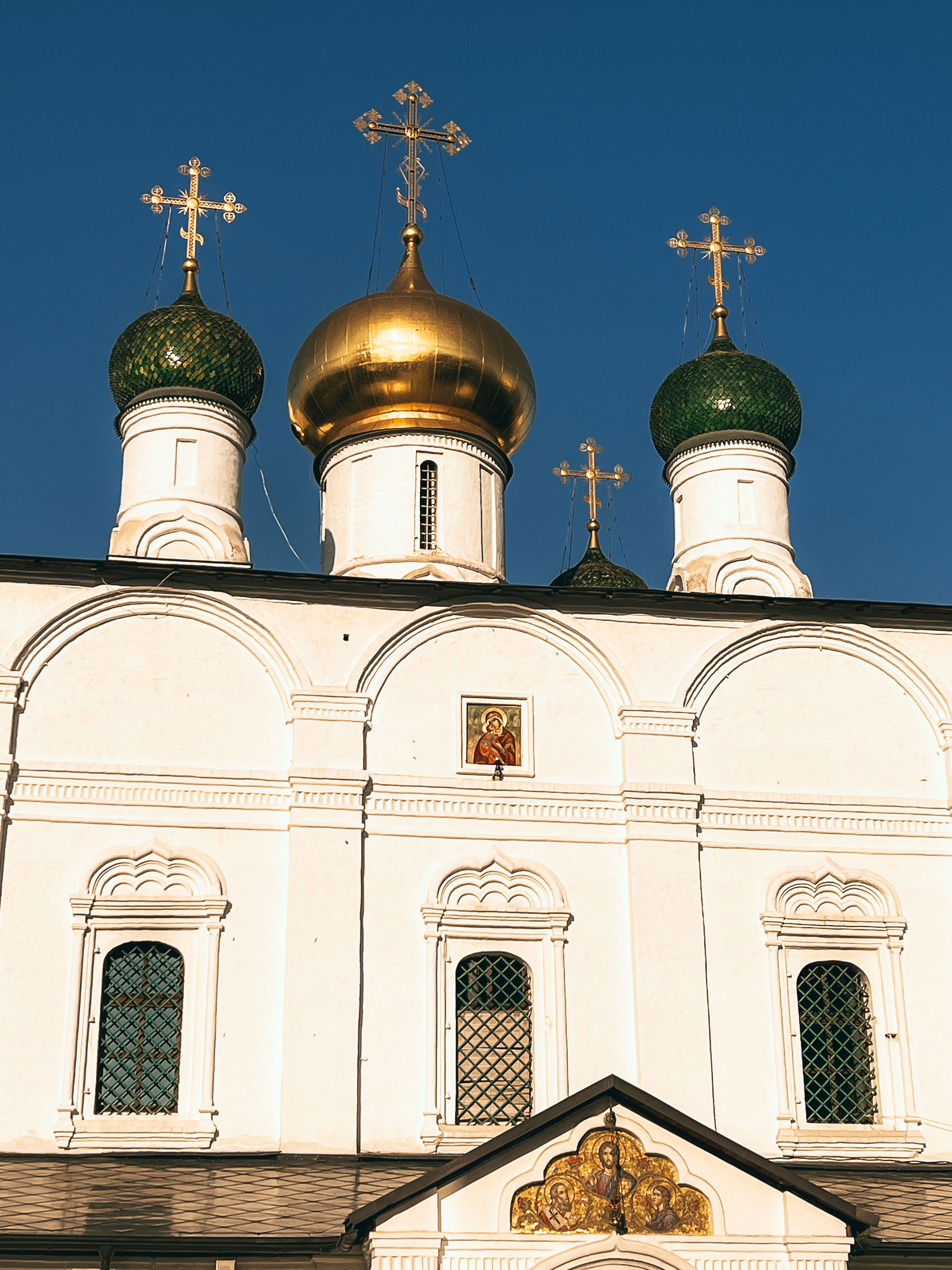 Главы и фасад старого Сретенского собора