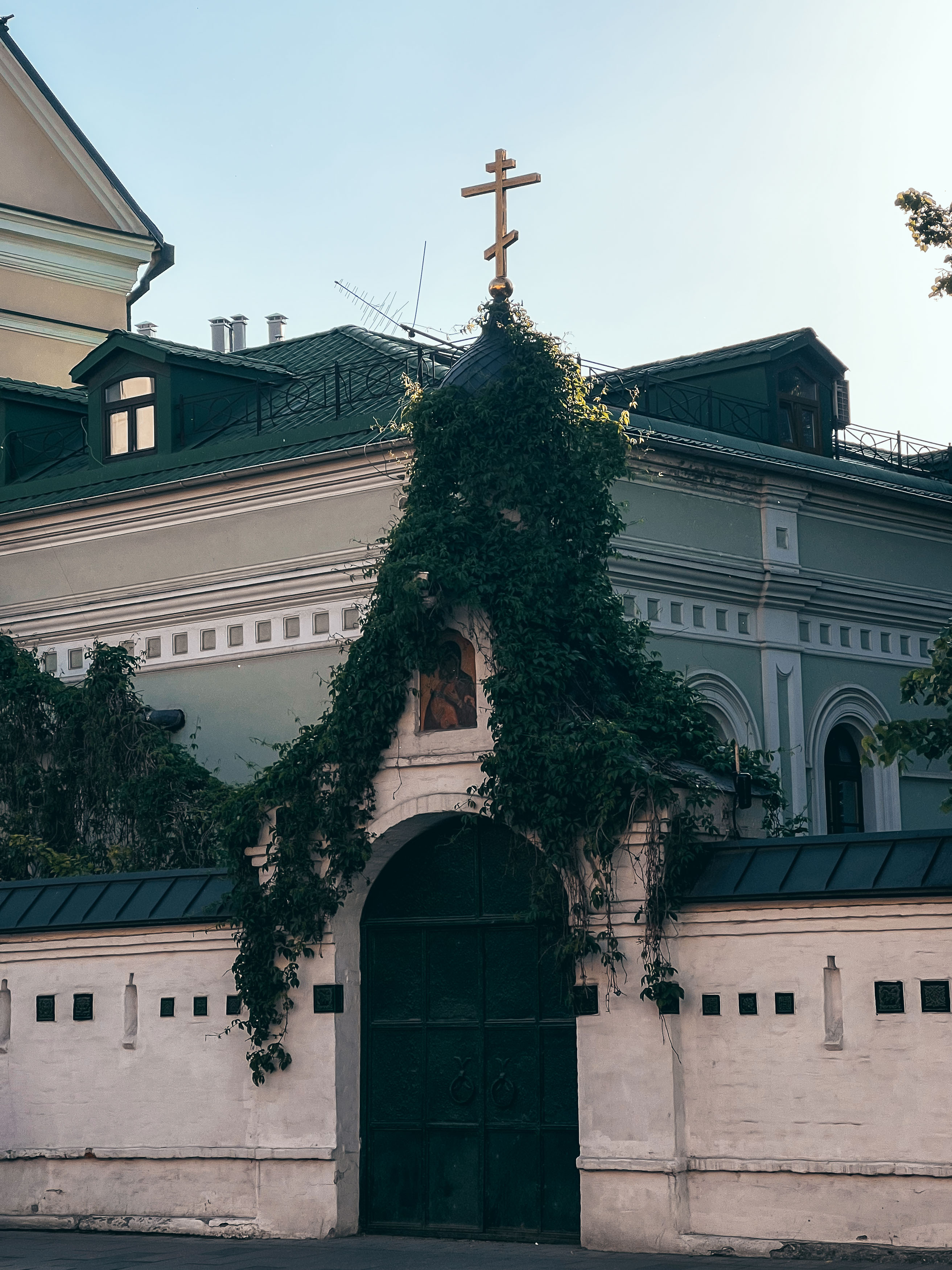 Вход и ограда Сретенского монастыря