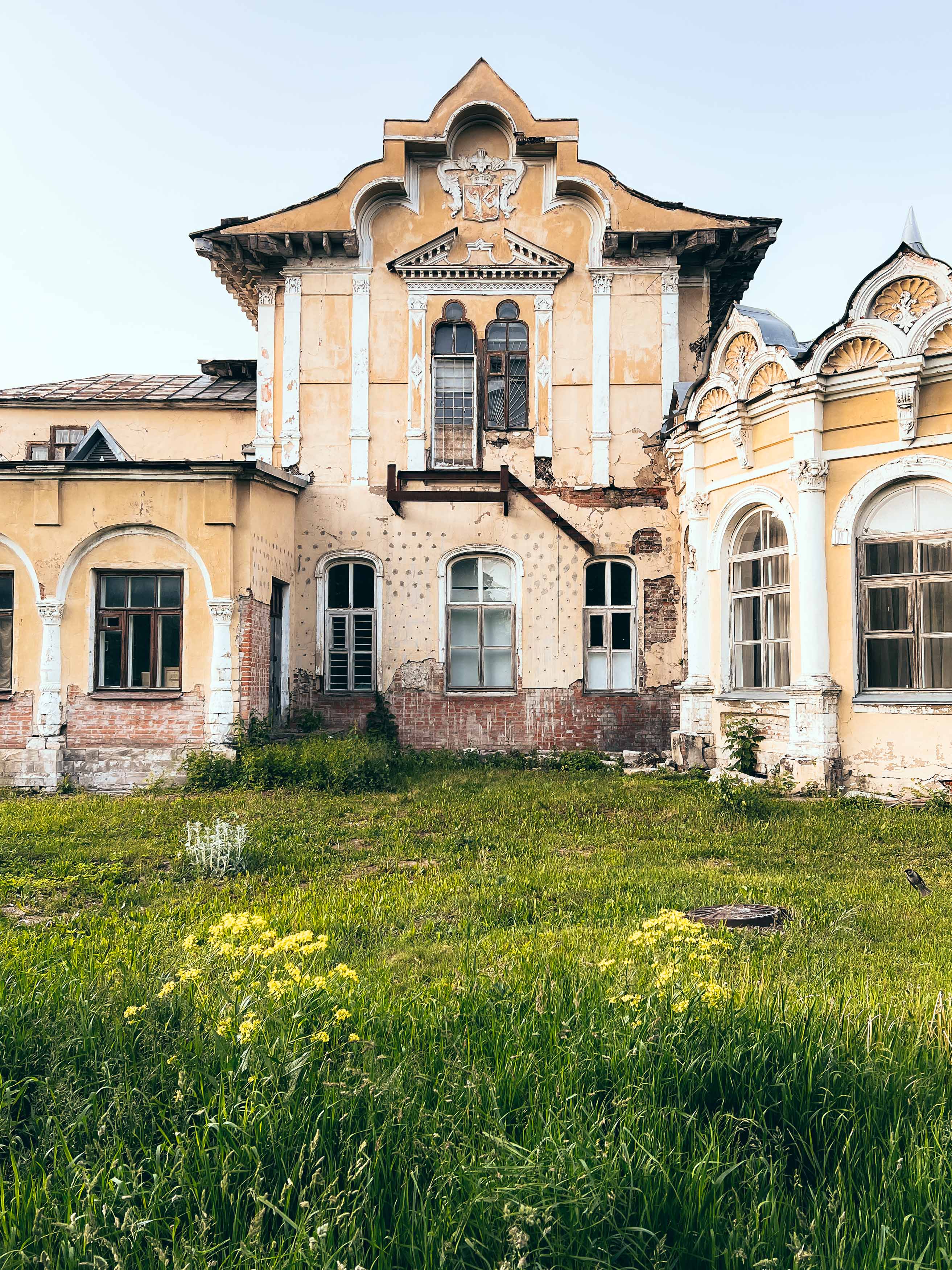 Центральная часть фасада главного дома Алтуфьева