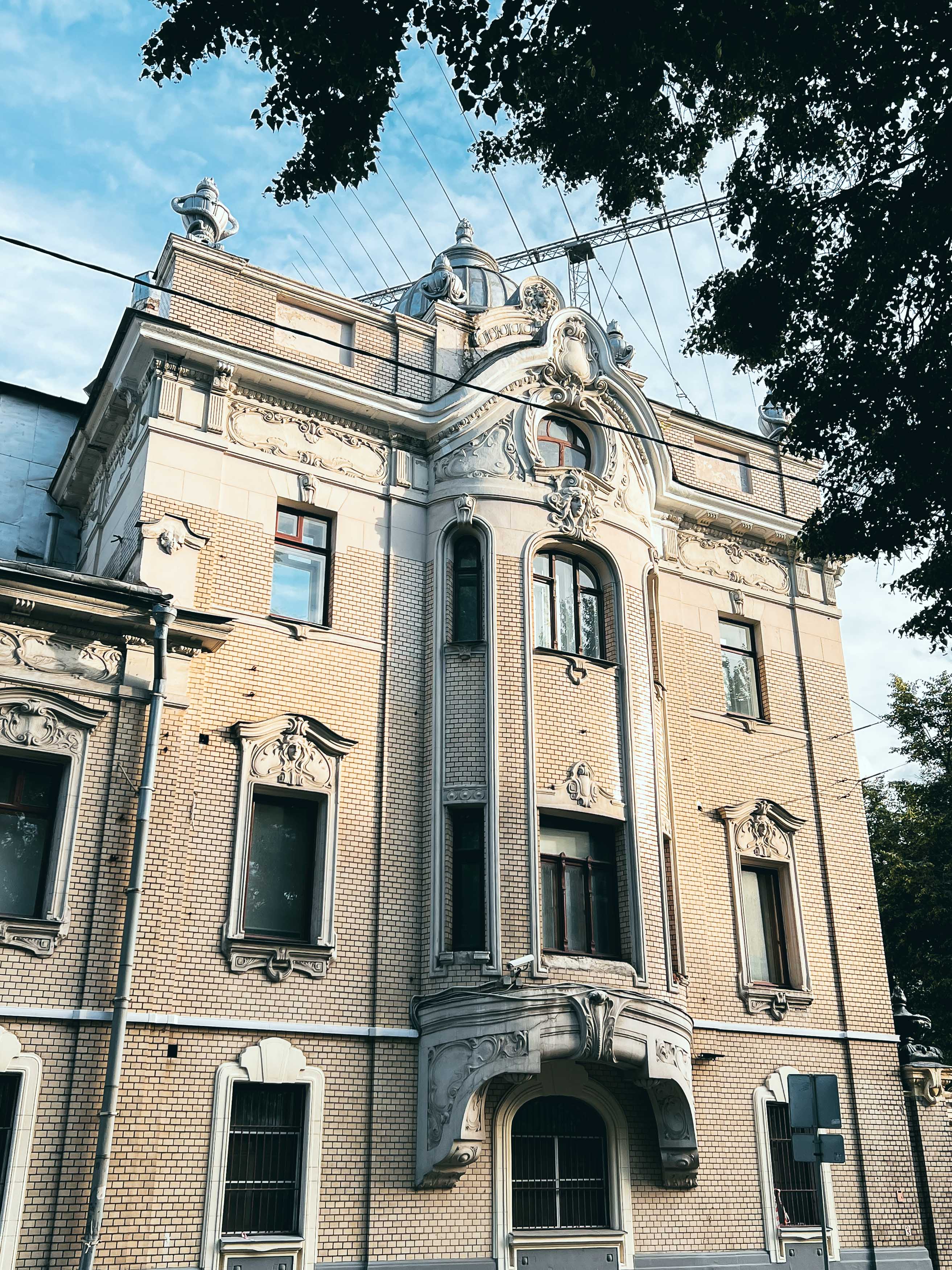 Выступающий объём и лепное оформление более высокой части дома