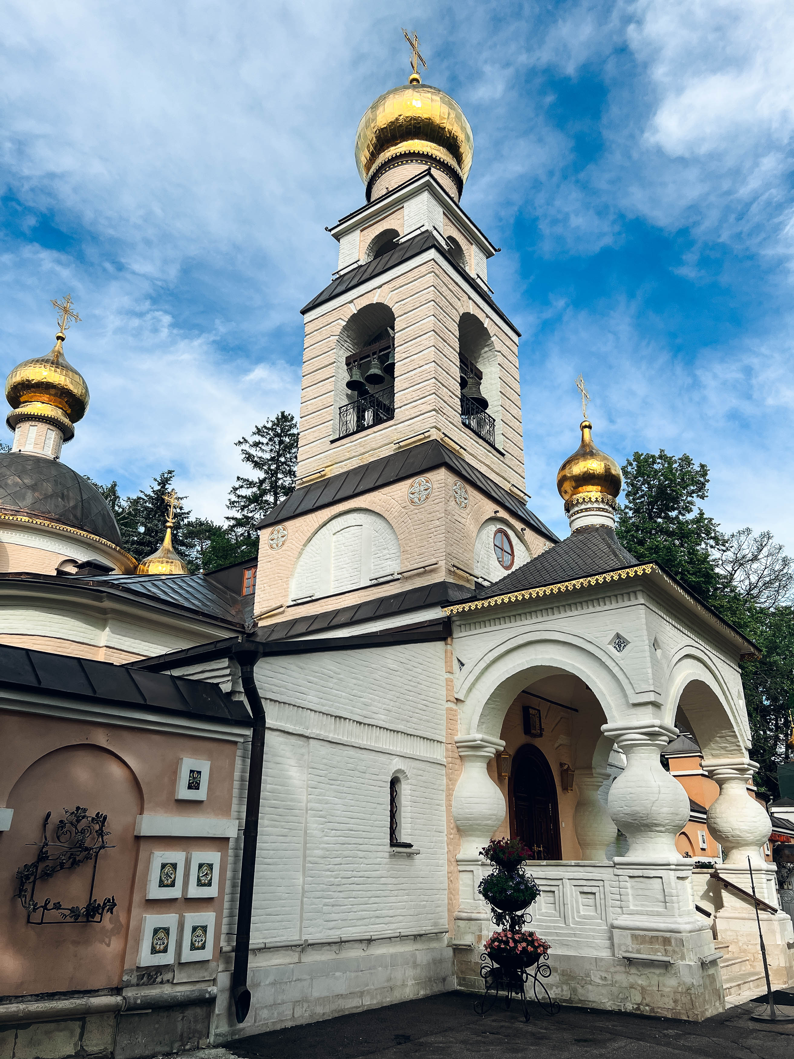 Входная часть старого храма в Переделкине