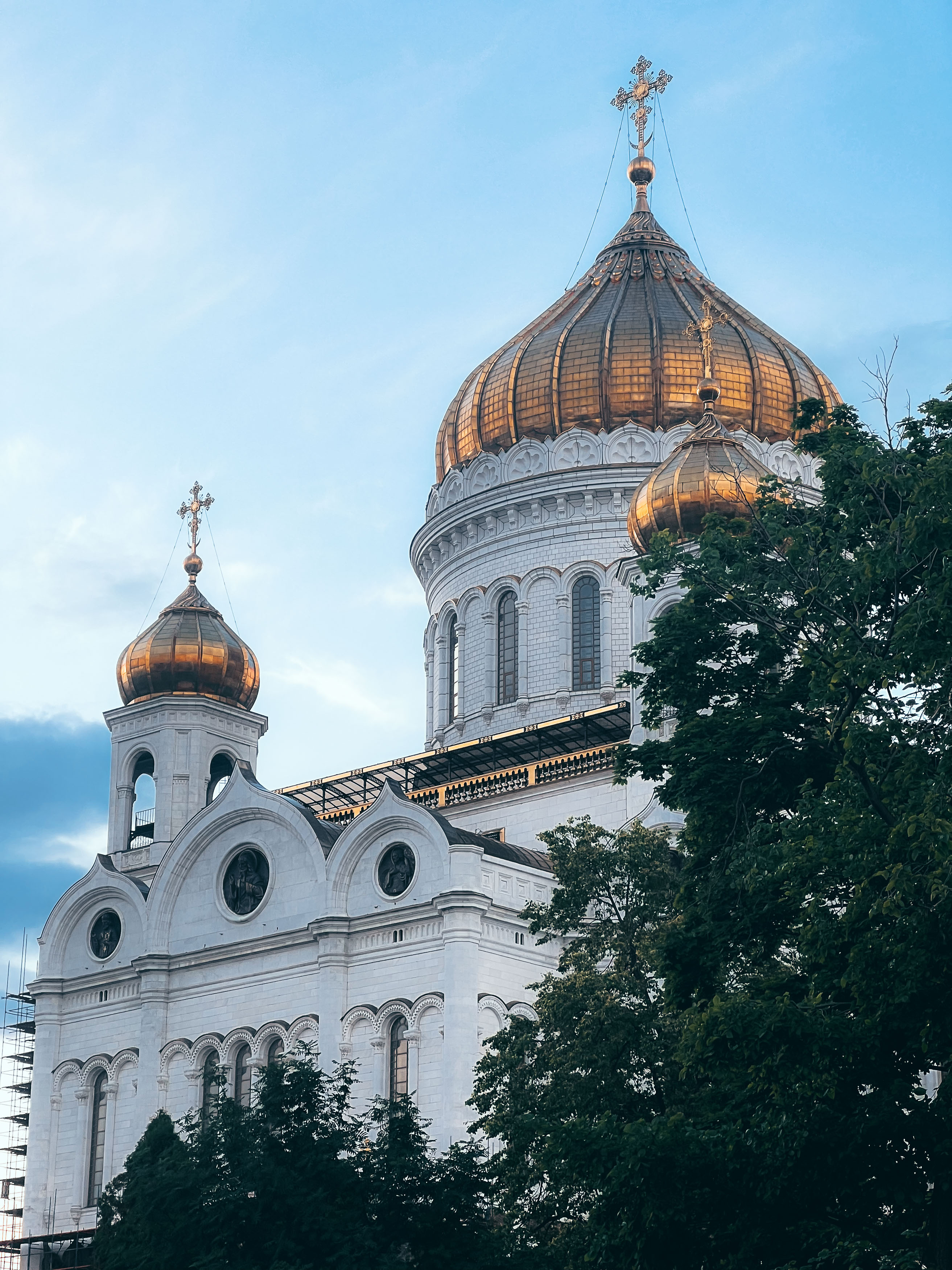 Купола и белые фасады храма с другого ракурса