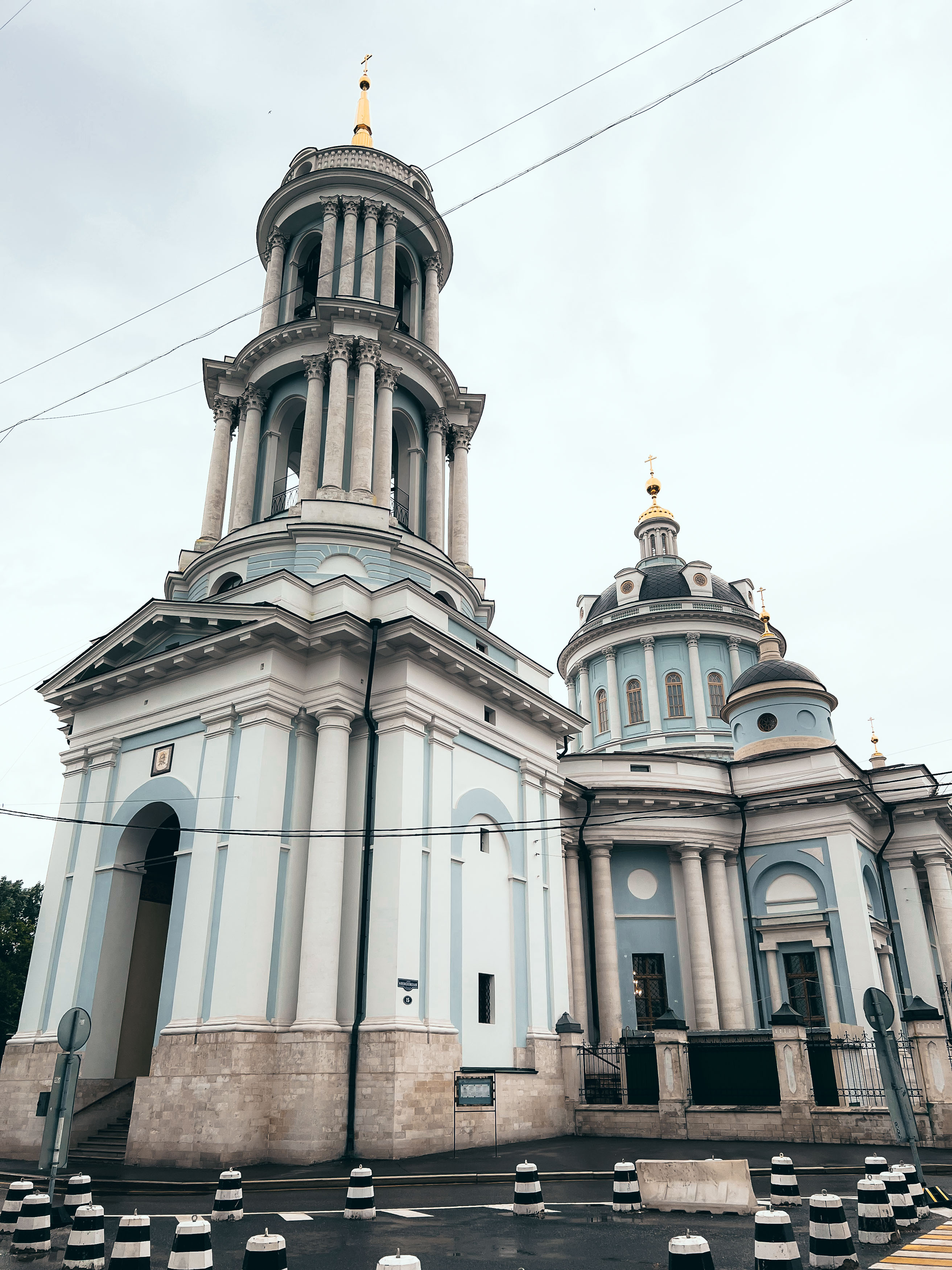 Колокольня и основной объём храма