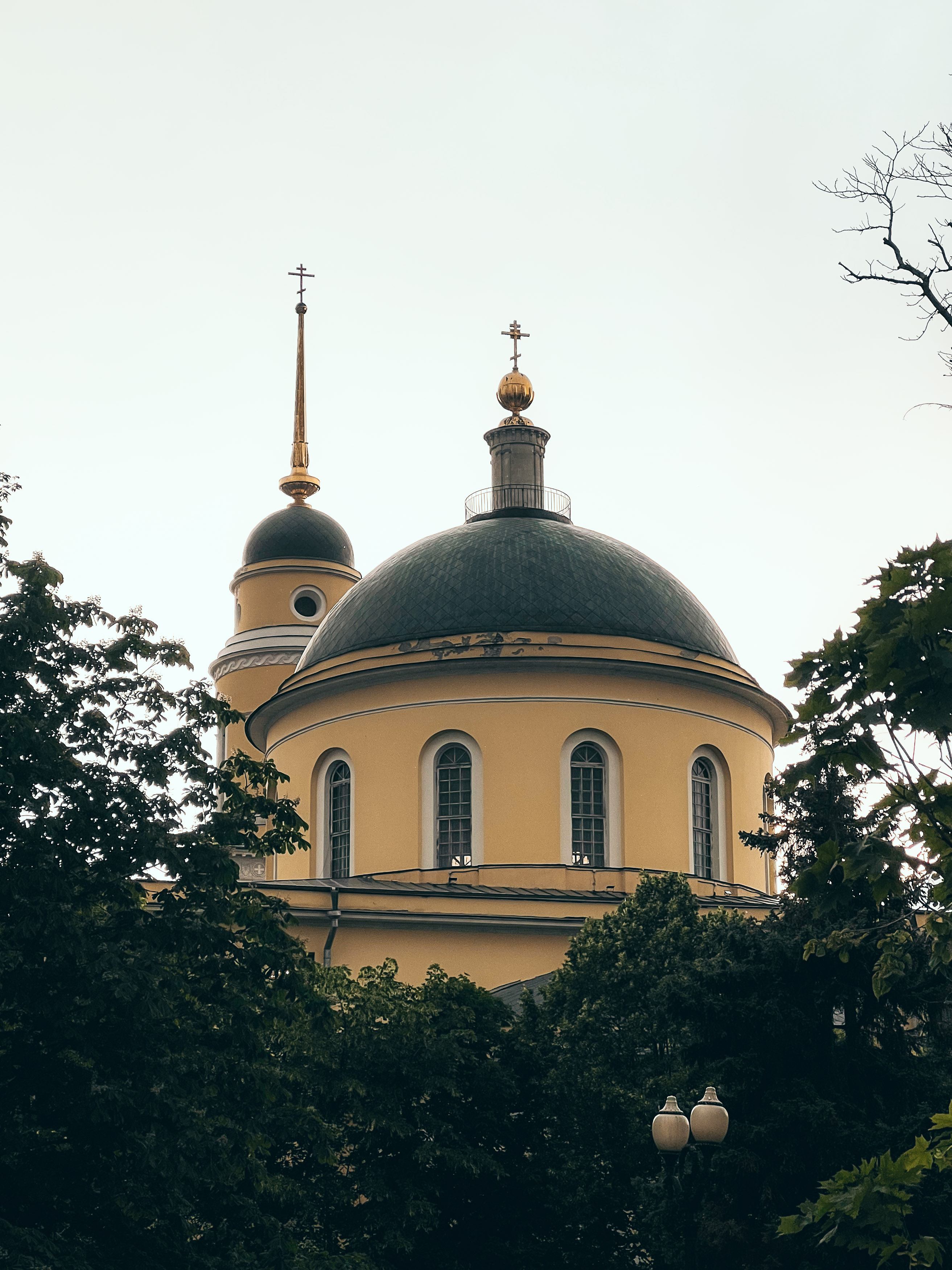Храмовый силуэт со стороны зелени