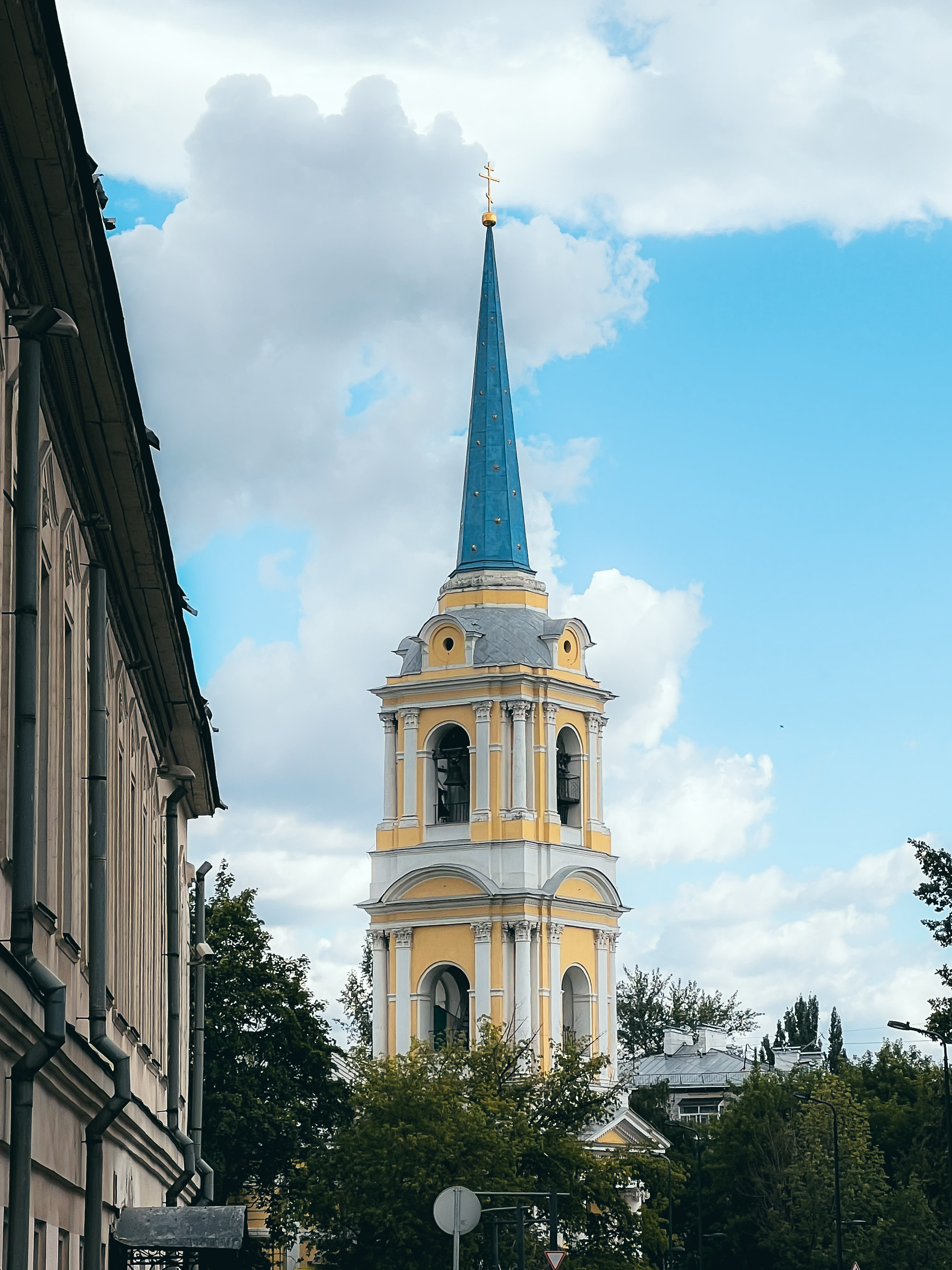 Ярусы колокольни и высокий шпиль