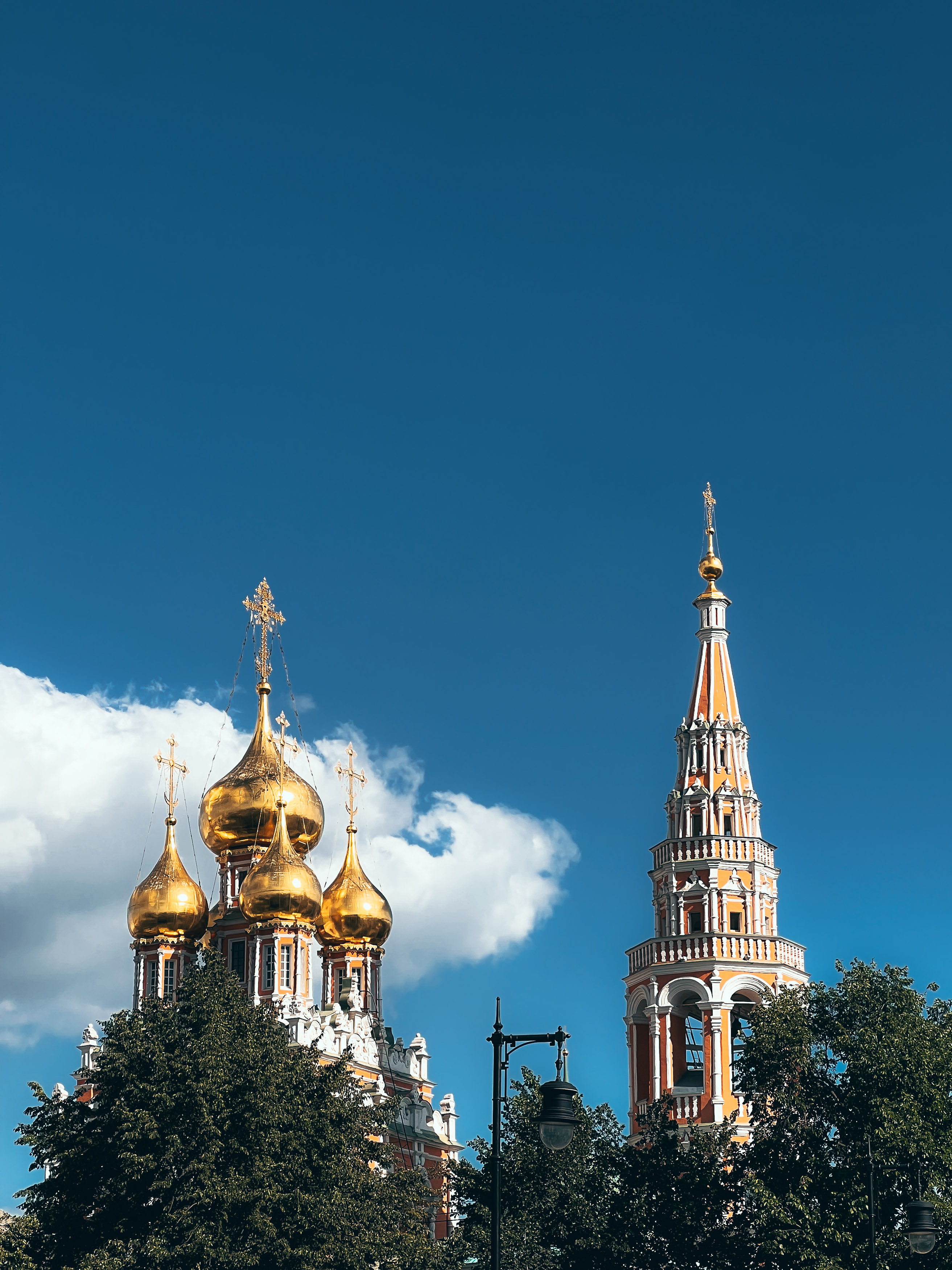 Пятиглавие храма Воскресения и колокольня в Кадашах