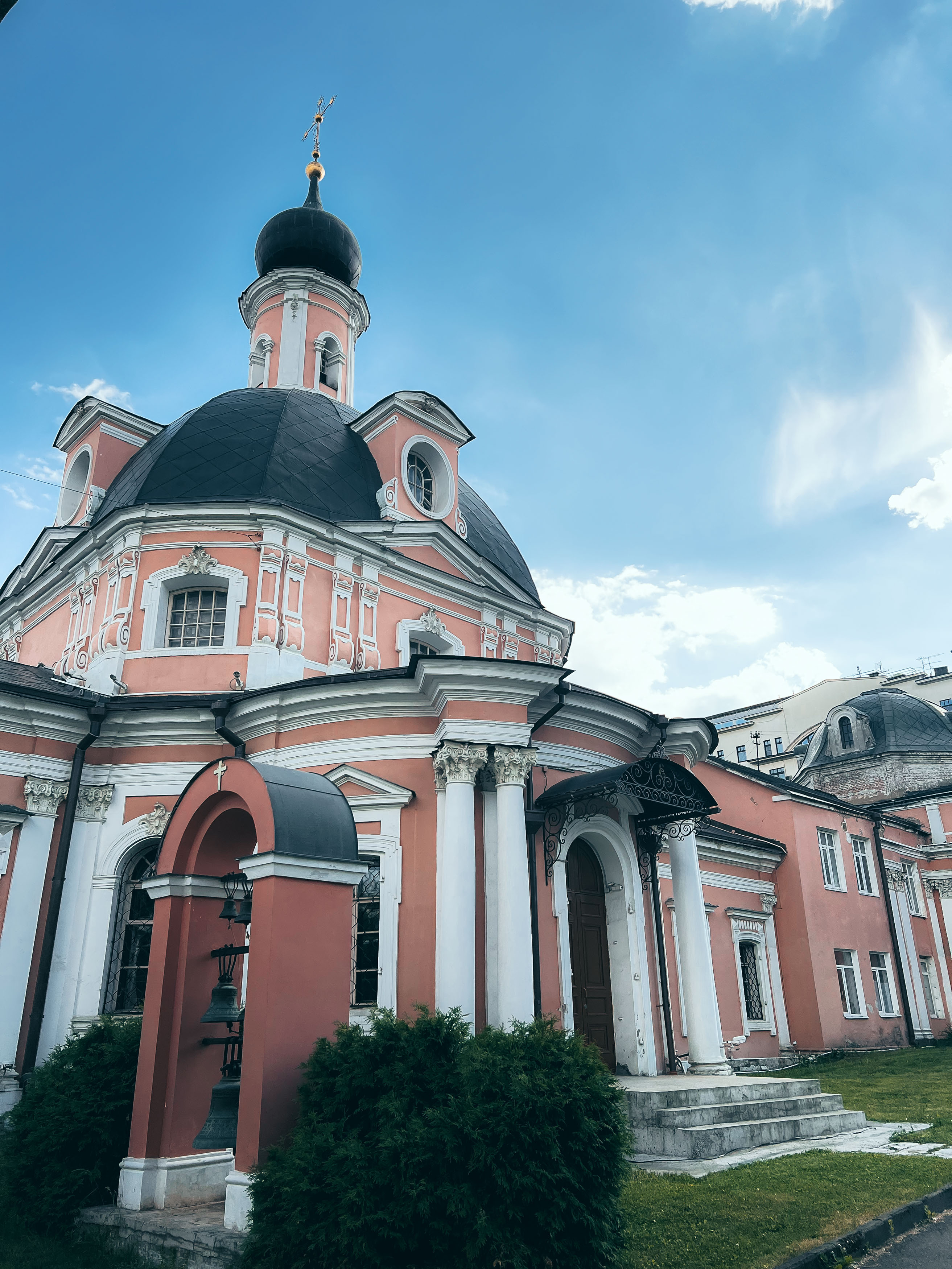 Округлые объёмы и колонны Екатерининской церкви