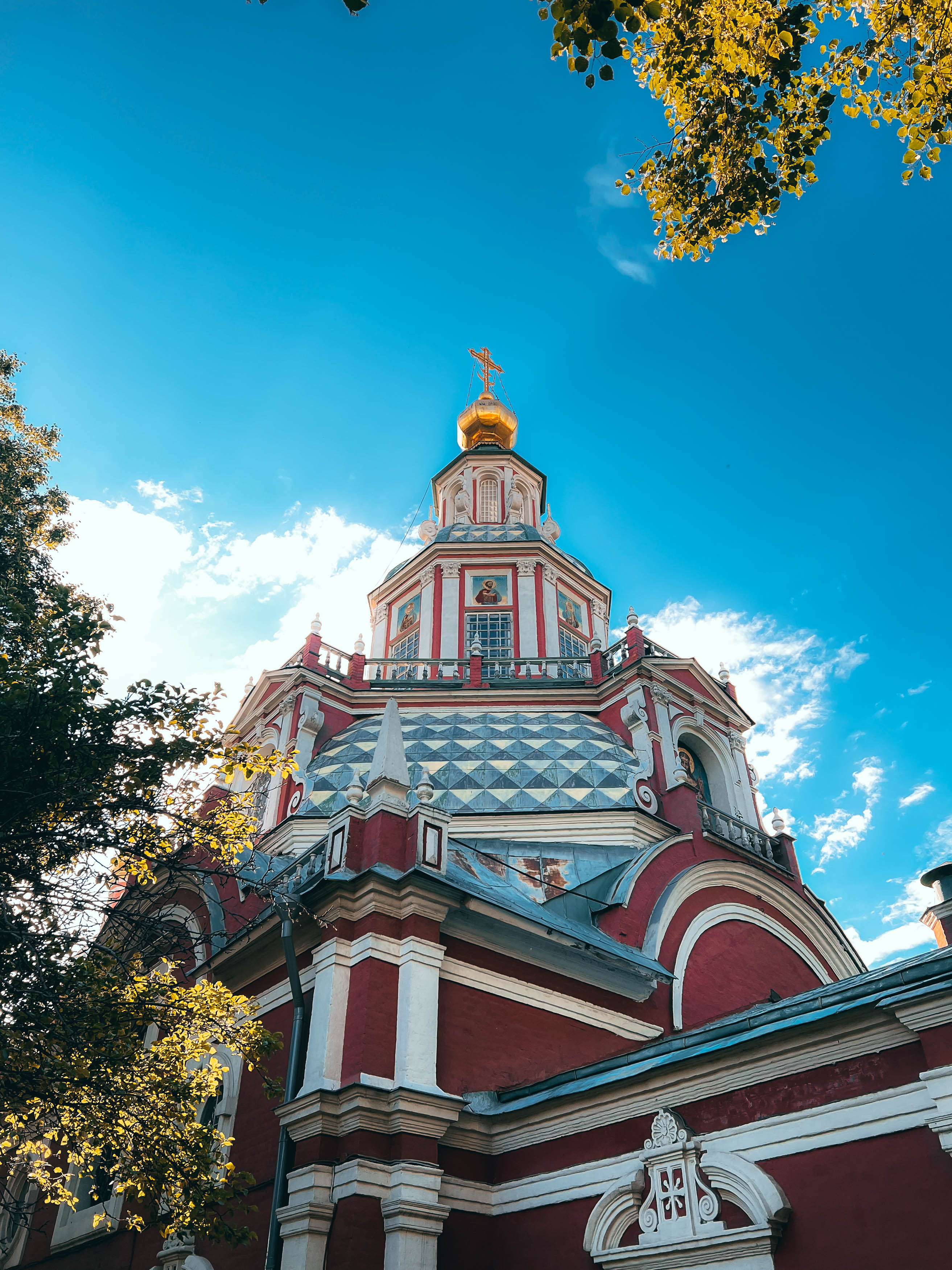 Верхние ярусы, цветной декор и глава храма