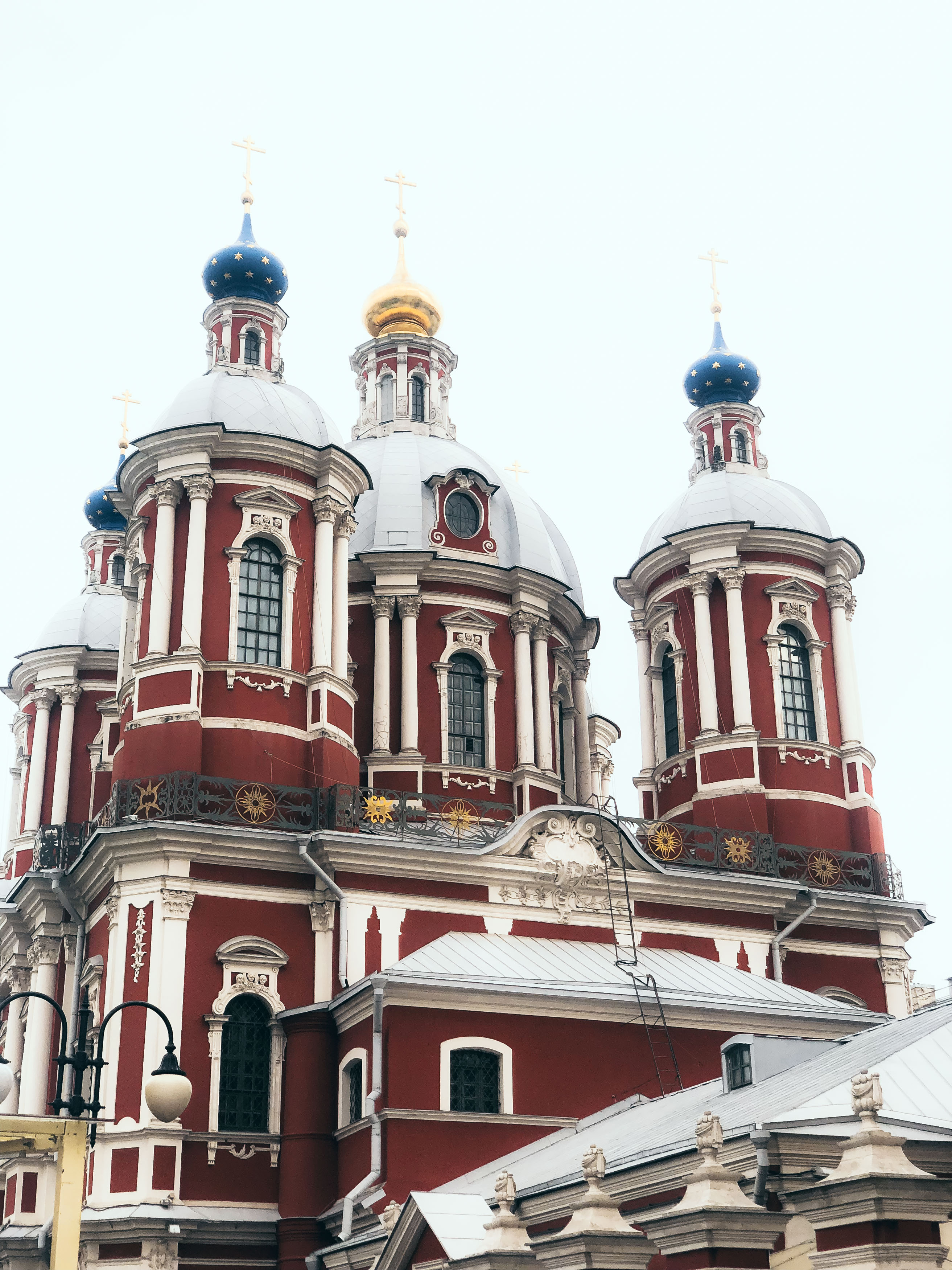 Пятиглавие и белый декор Климентовского храма