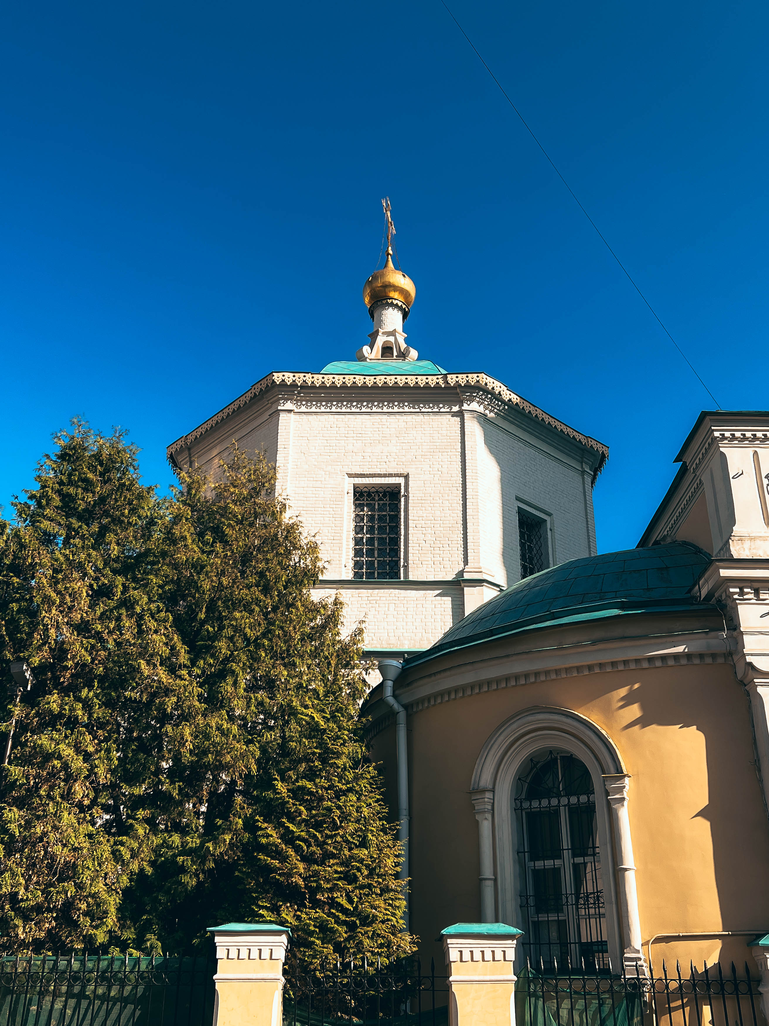 Глава и боковая часть храма в Столешниковом переулке