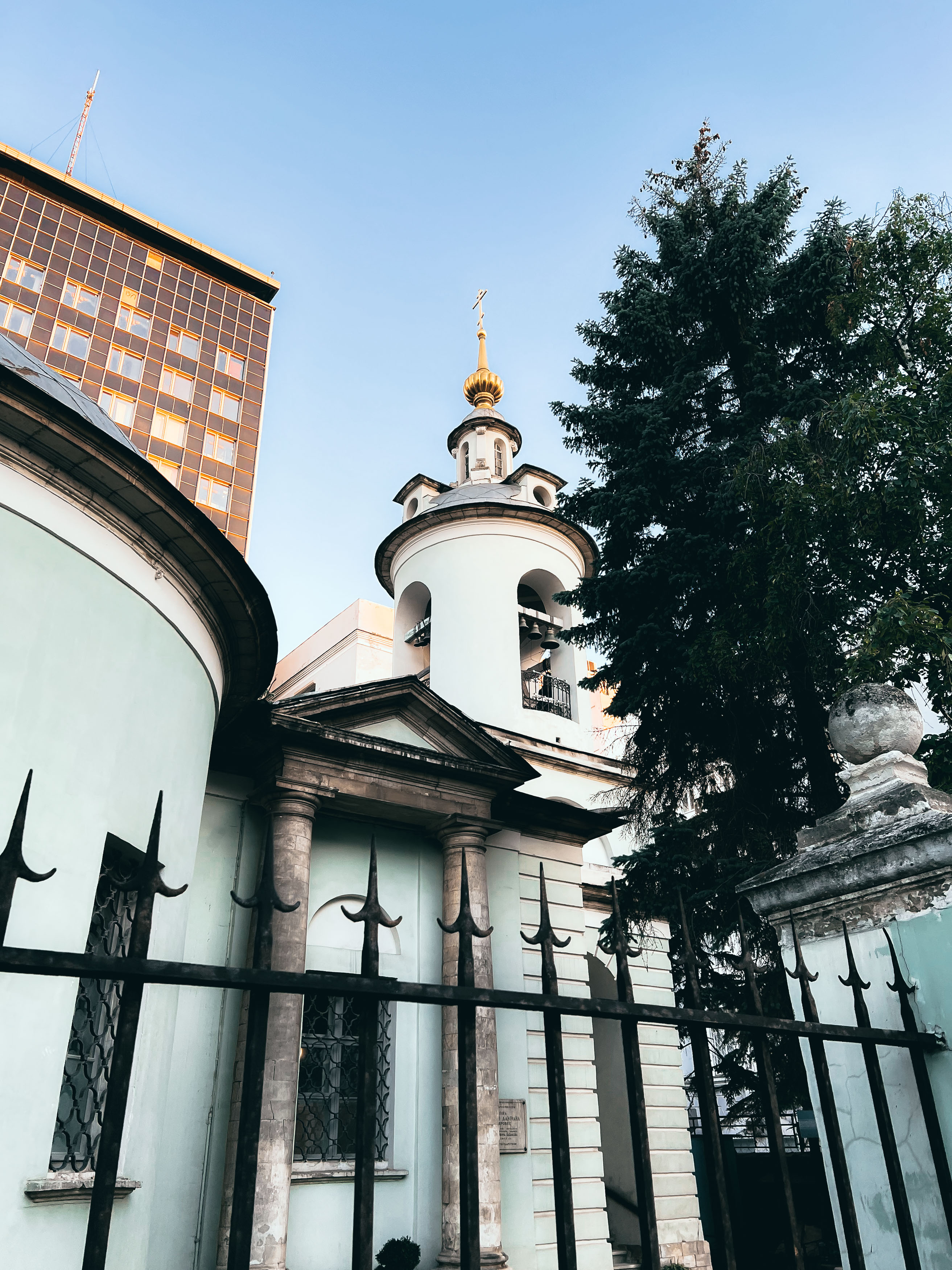 Колонны и отделка боковой части Космодамианского храма