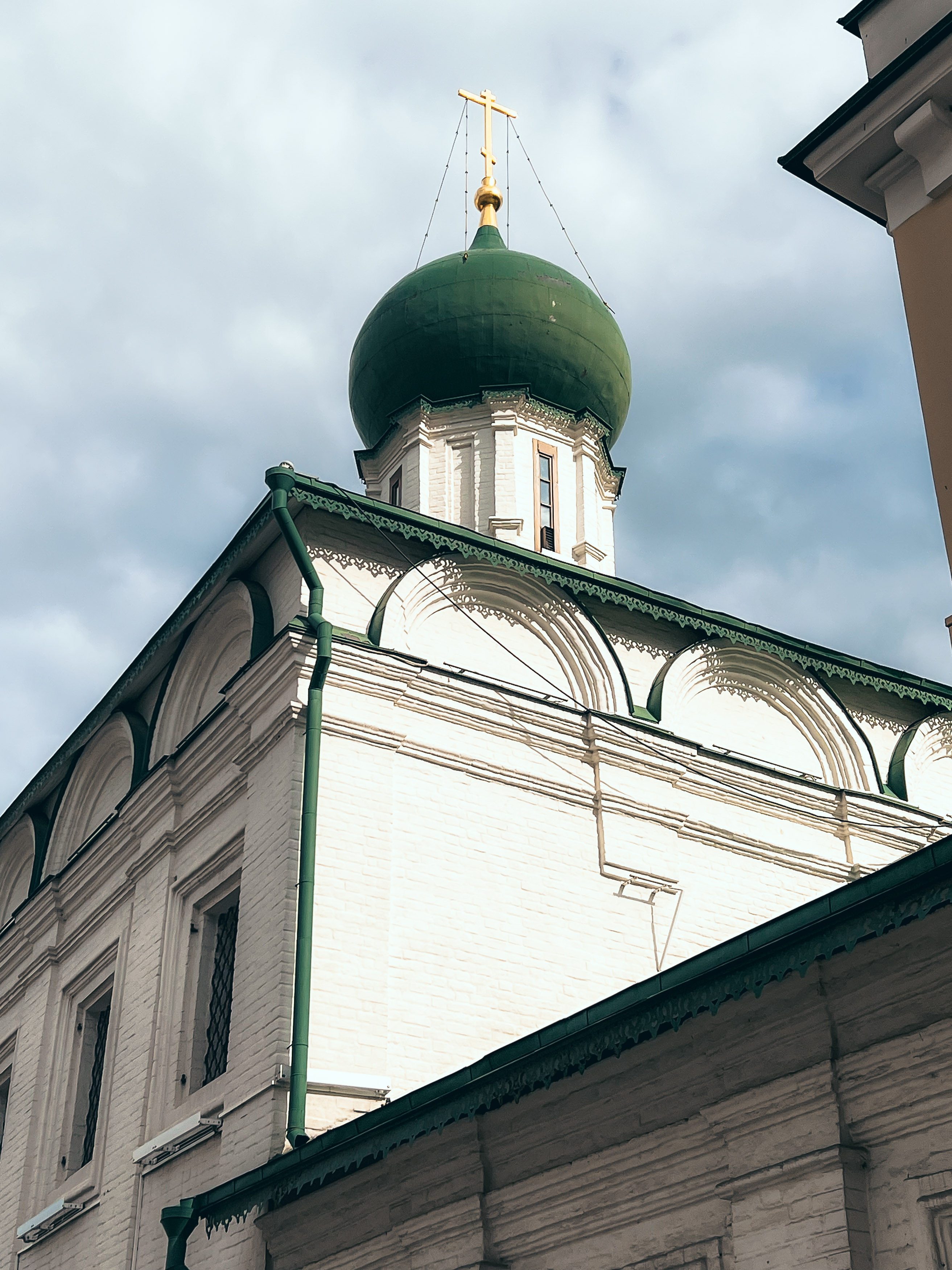 Храм Максима Блаженного: белые стены и зелёная глава