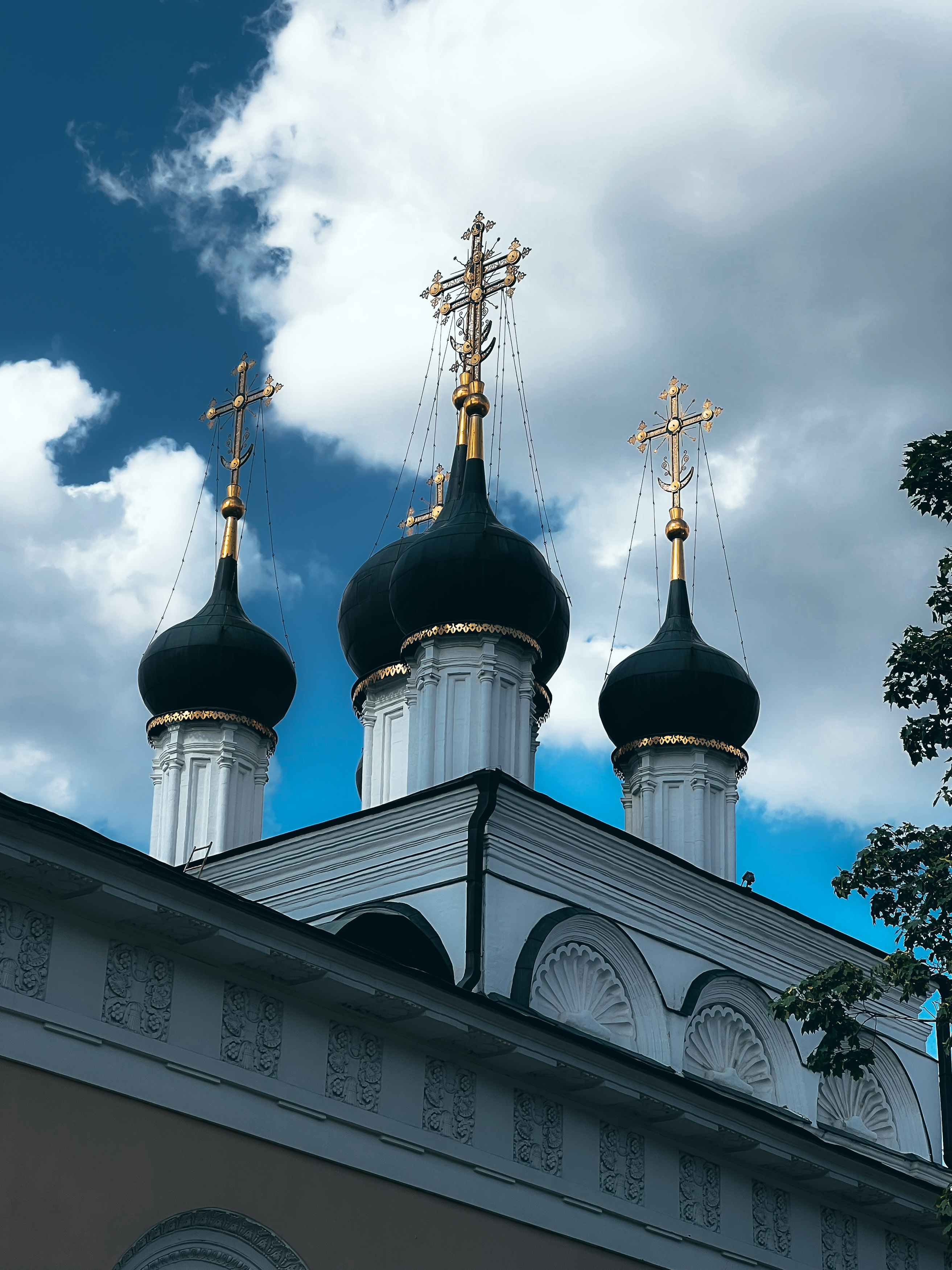 Главы каменного храма в Малом Толмачёвском переулке