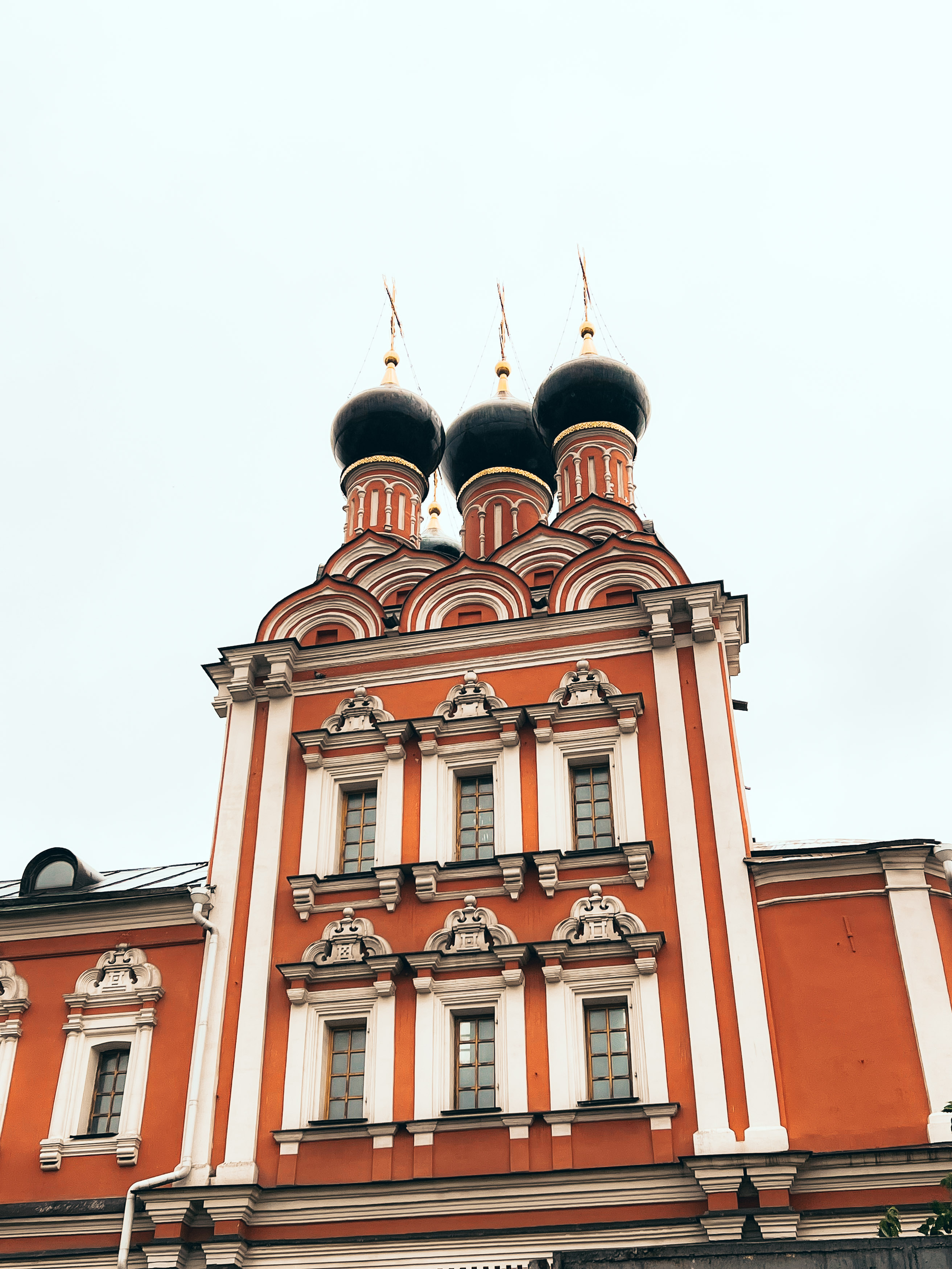 Пятиглавие и белый рисунок отделки фасада