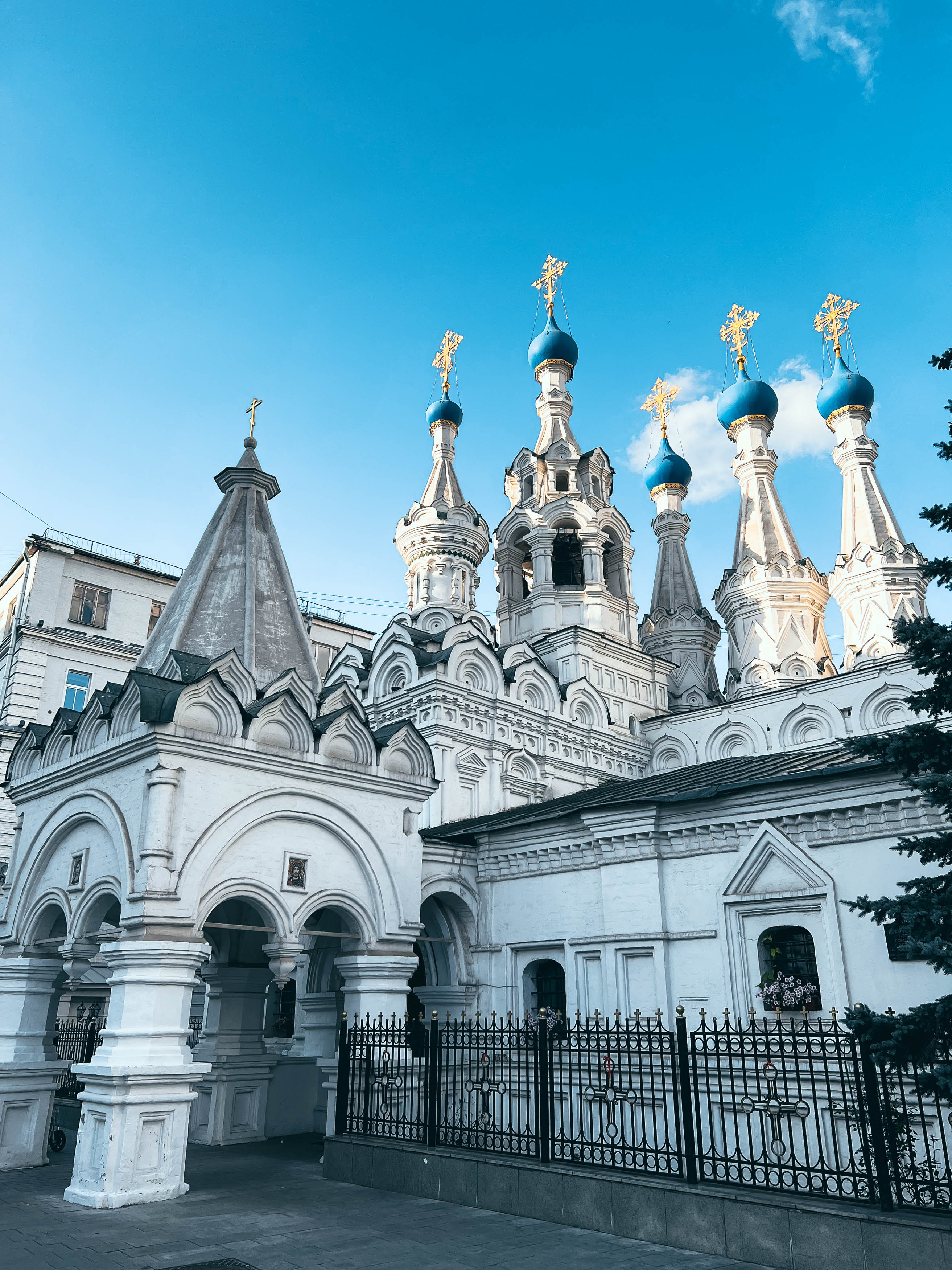 Храм Рождества Богородицы в Путинках со стороны улицы