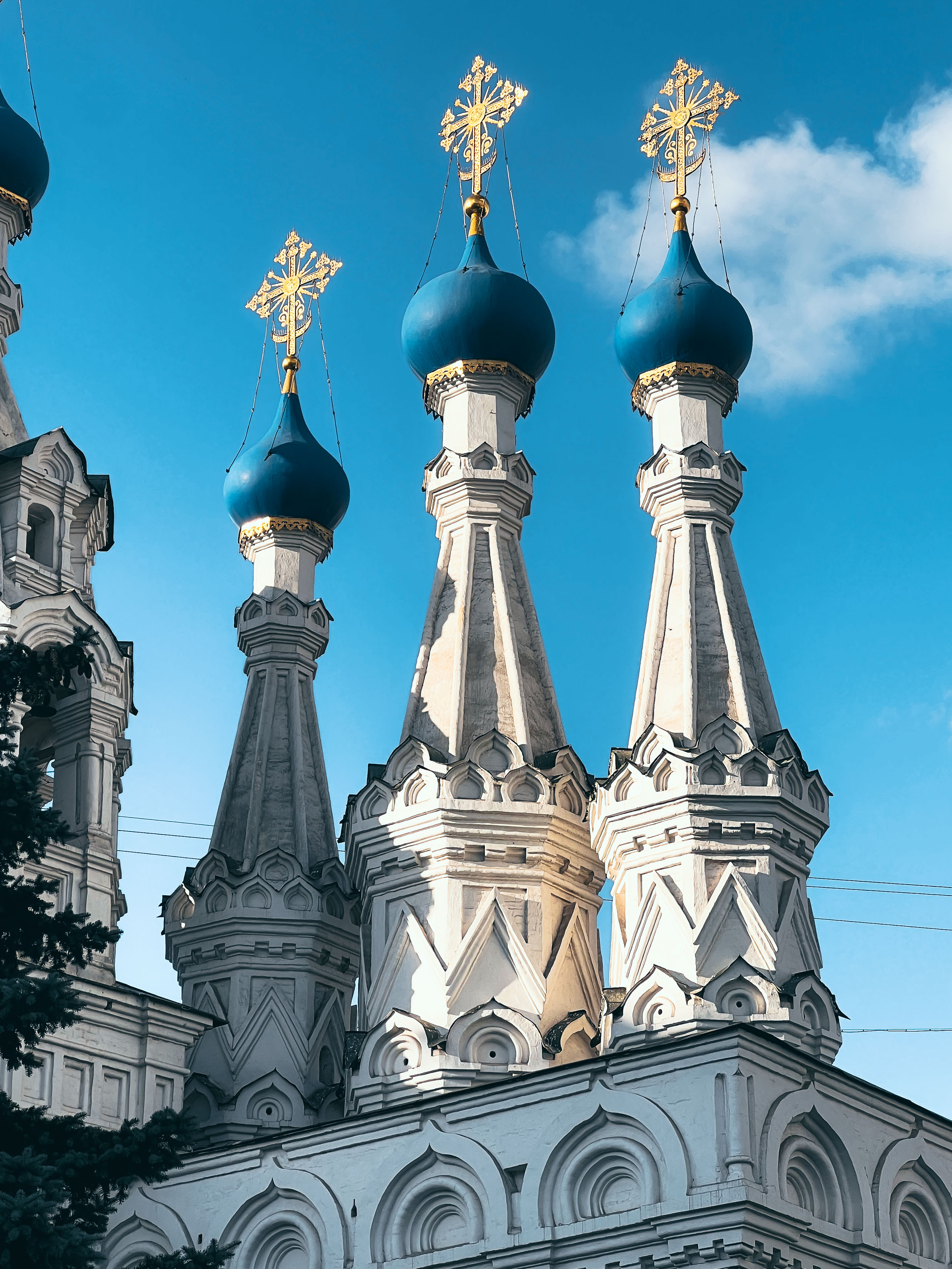 Шатры, кокошники и главы храма в Путинках