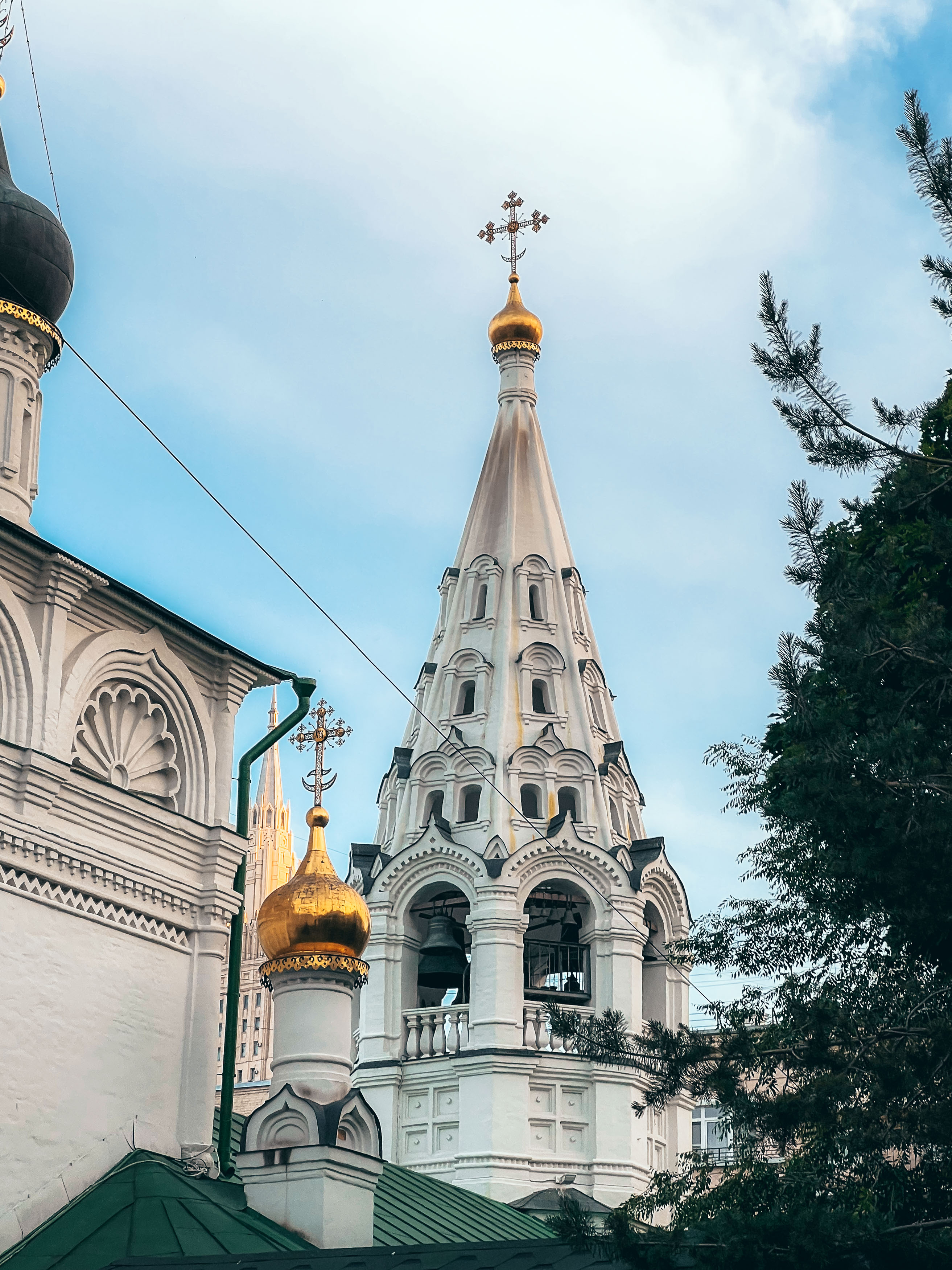 Шатровая колокольня и белая отделка стен