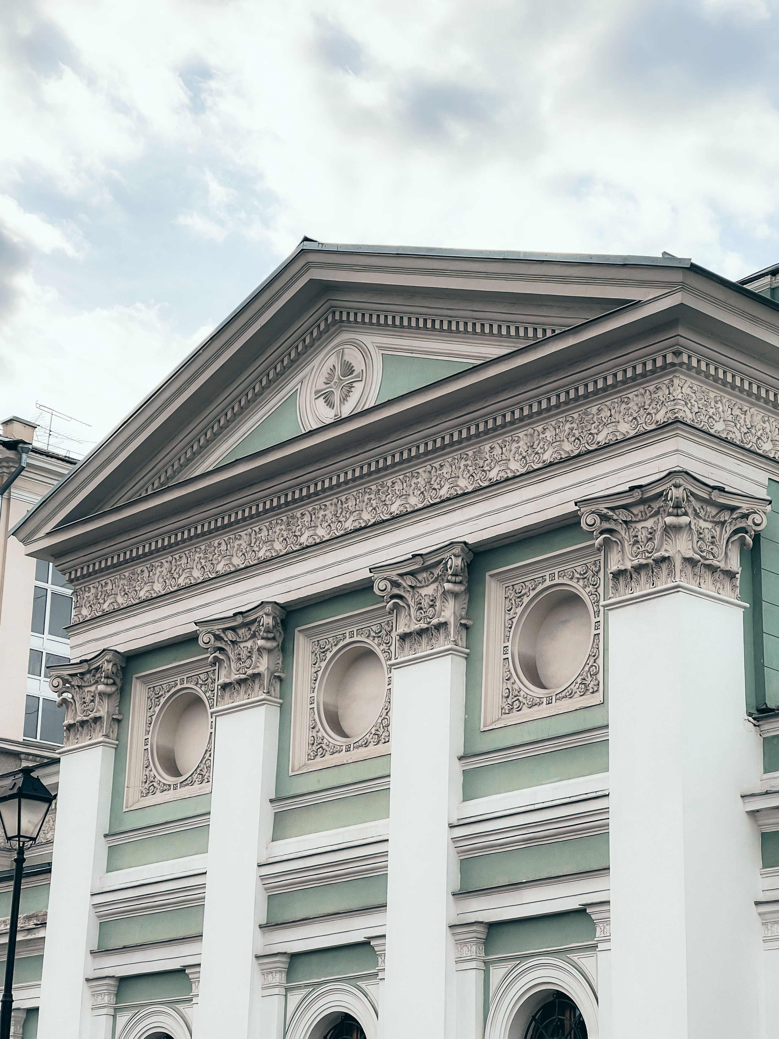 Колонны и верхняя часть фасада храма Троицы на Грязех