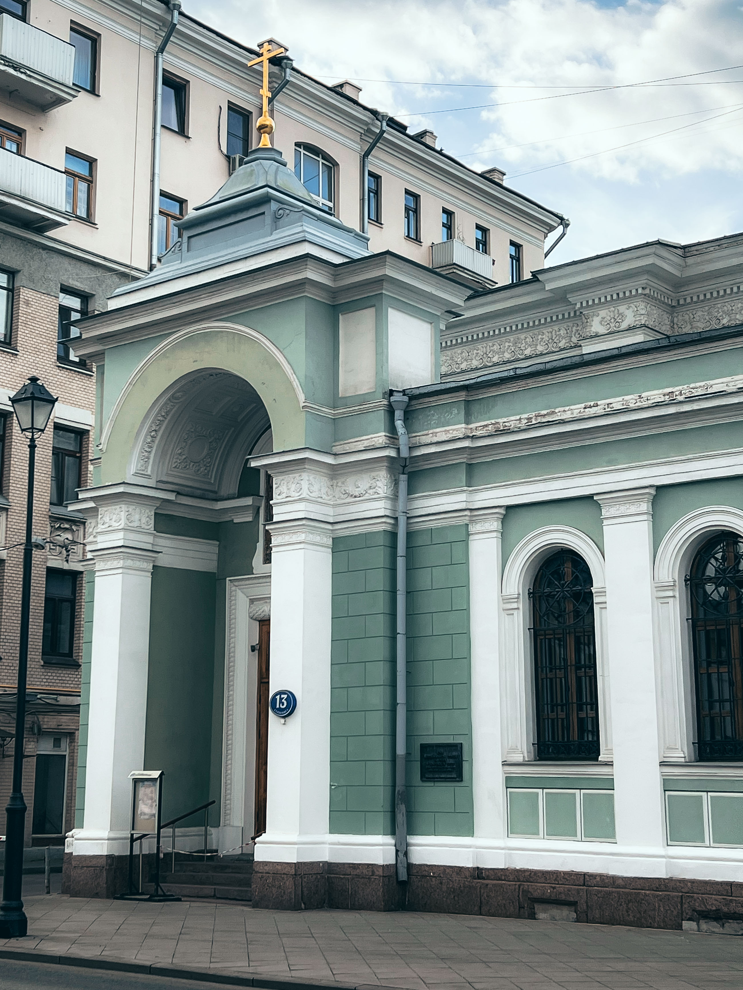 Входная арка и боковая часть храма на Покровке
